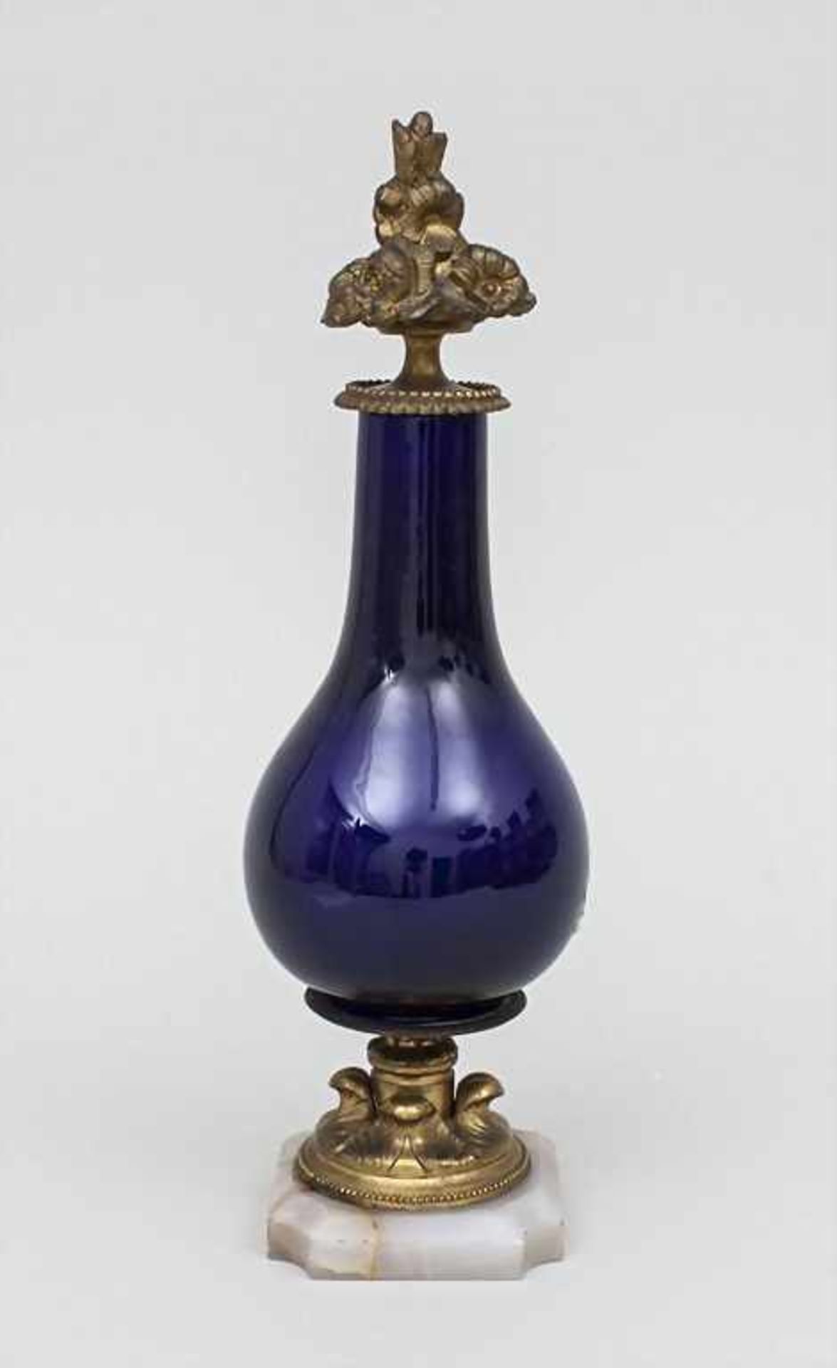 Kobaltblaues Ziergefäß/Cobalt Blue Porcelain Vessel, wohl Sèvres, um 1880auf quadratischer