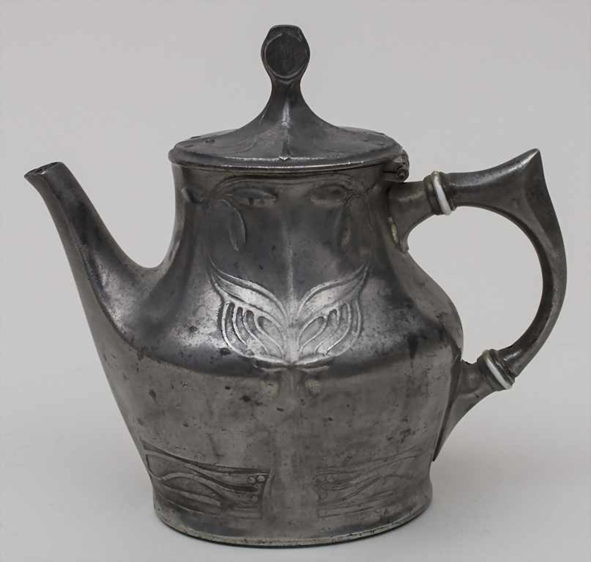Jugendstil Teekanne / An Art Nouveau tea pot, J.P. Kayser, Krefeld, um 1905Material: Zinn,Marke: