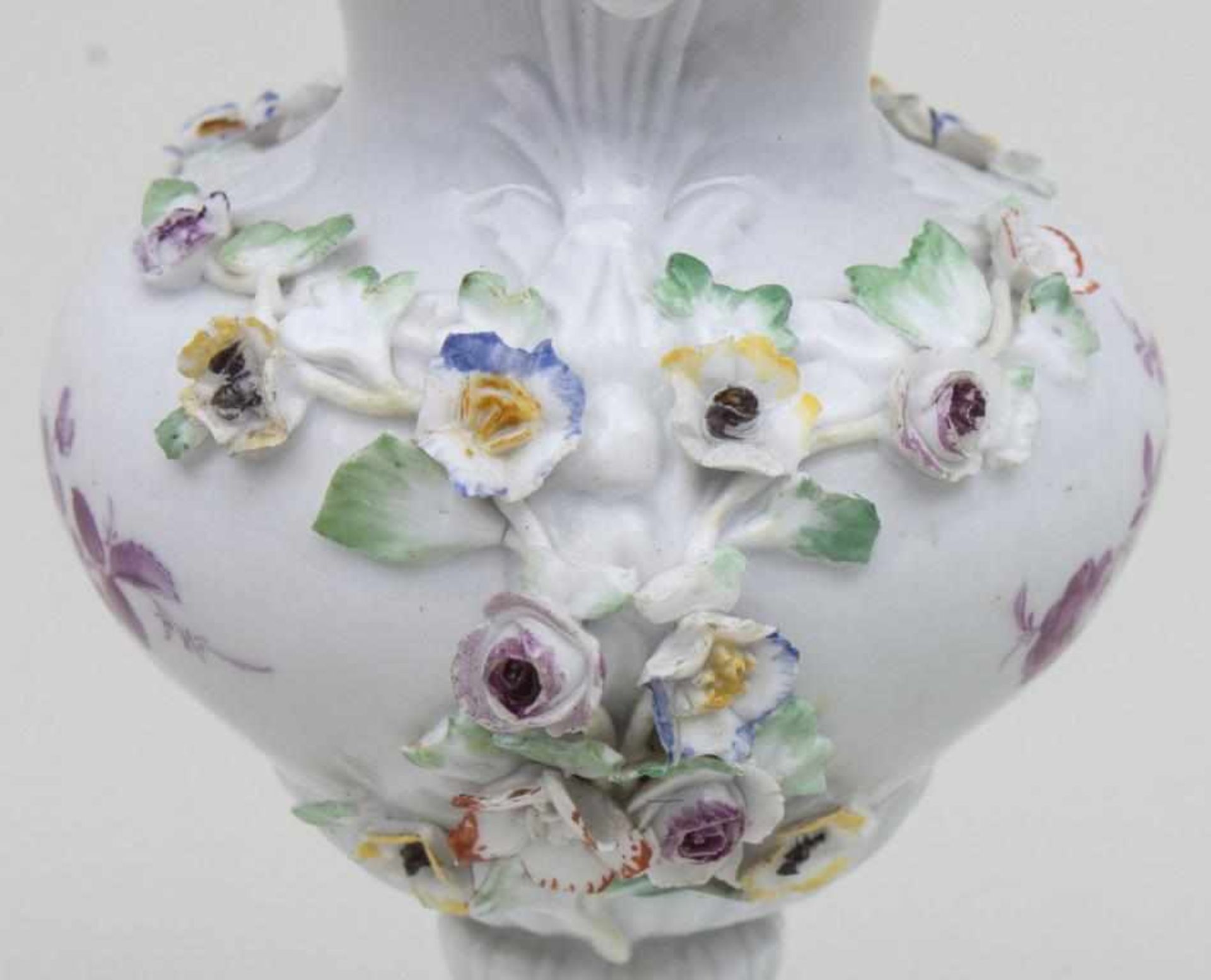 Ziervase mit plastischen Blumengirlanden / Flower Encrusted Vase, Meissen, um / ca. 1880Material: - Bild 4 aus 5