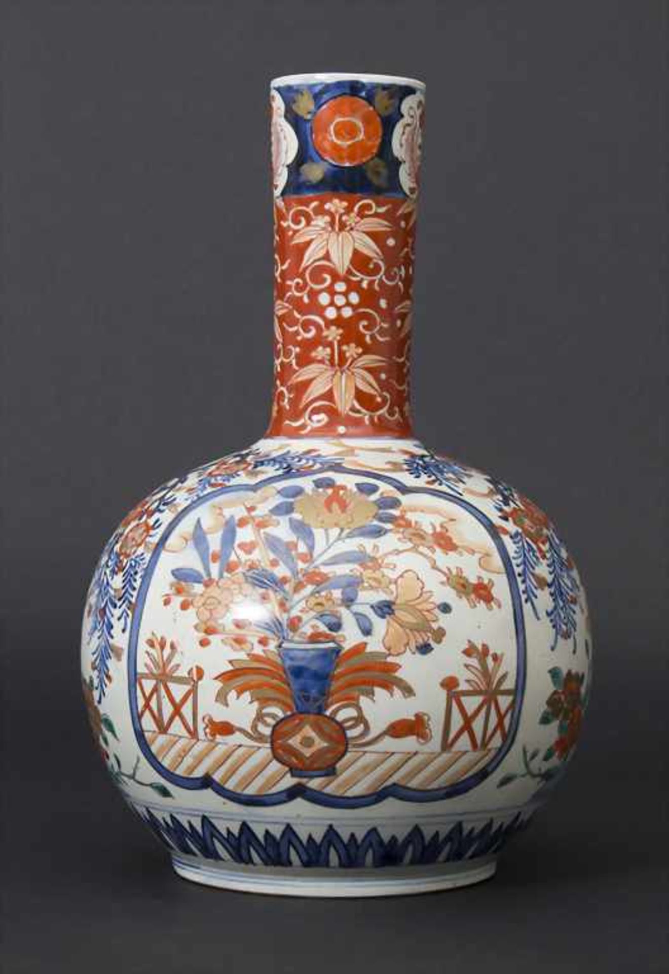 Imari-Vase / An Imari vase, Japan, um 1900Material: Porzellan, polychrom staffiert, partiell - Image 3 of 7