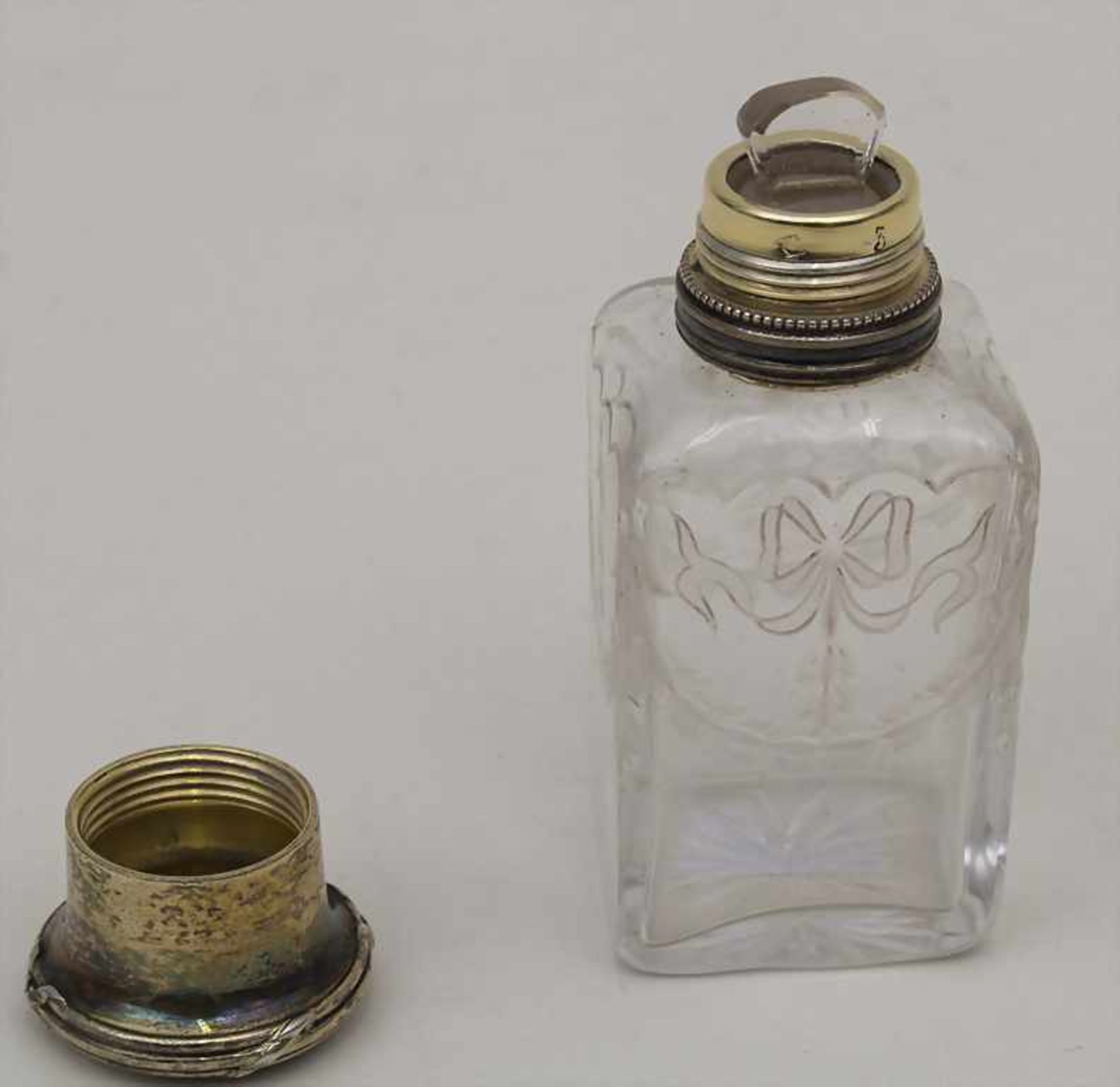Kleiner Parfümflakon / A small perfume bottle, Paris, um 1900Material: Kristallglas, geschliffen, - Bild 2 aus 2
