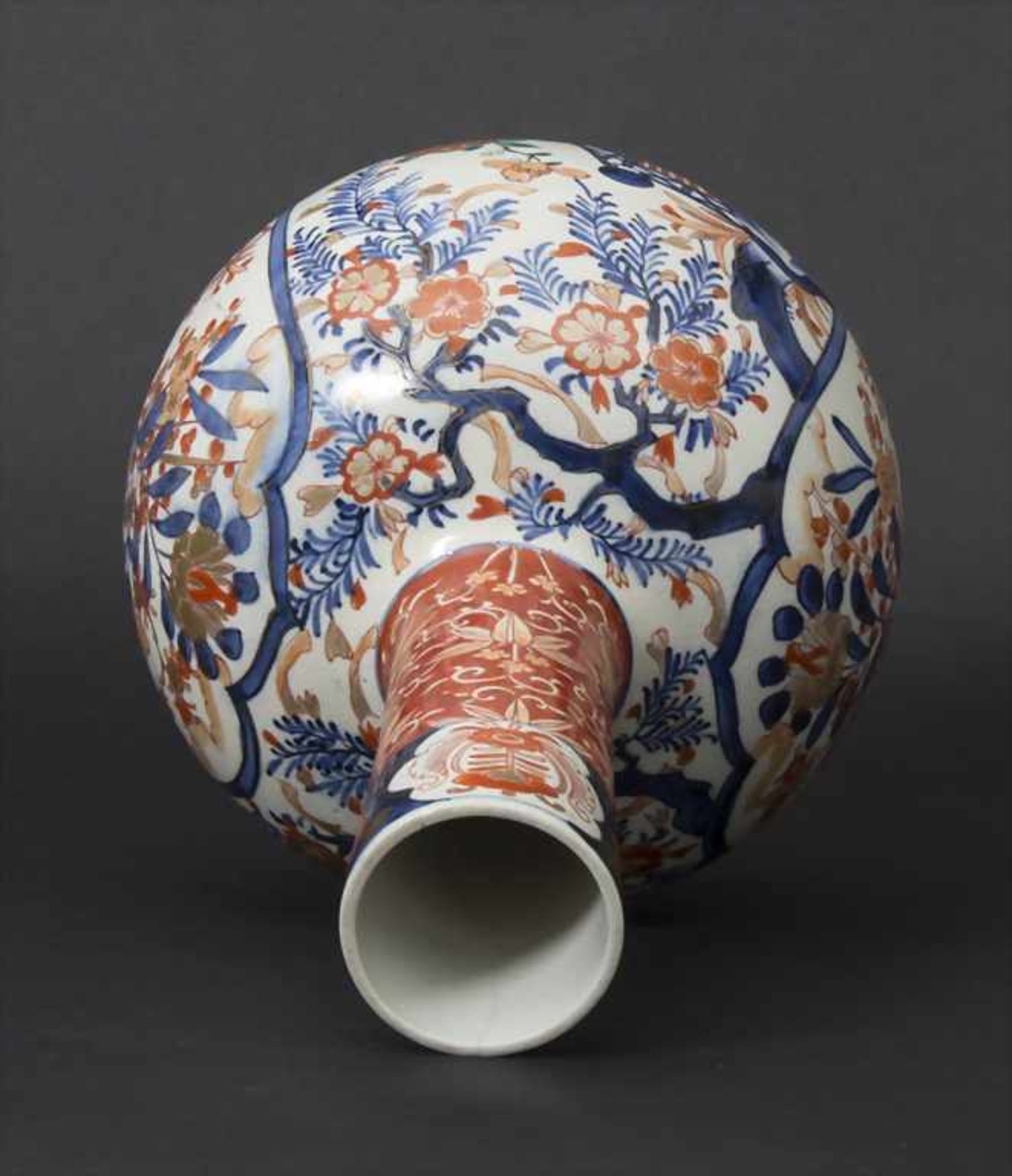 Imari-Vase / An Imari vase, Japan, um 1900Material: Porzellan, polychrom staffiert, partiell - Image 6 of 7