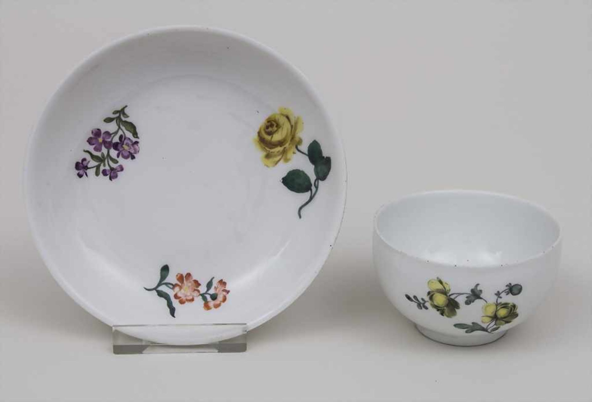 Koppchen mit Unterschale / A cup with saucer, Meissen, um 1760Material: Porzellan, weiß, polychrom