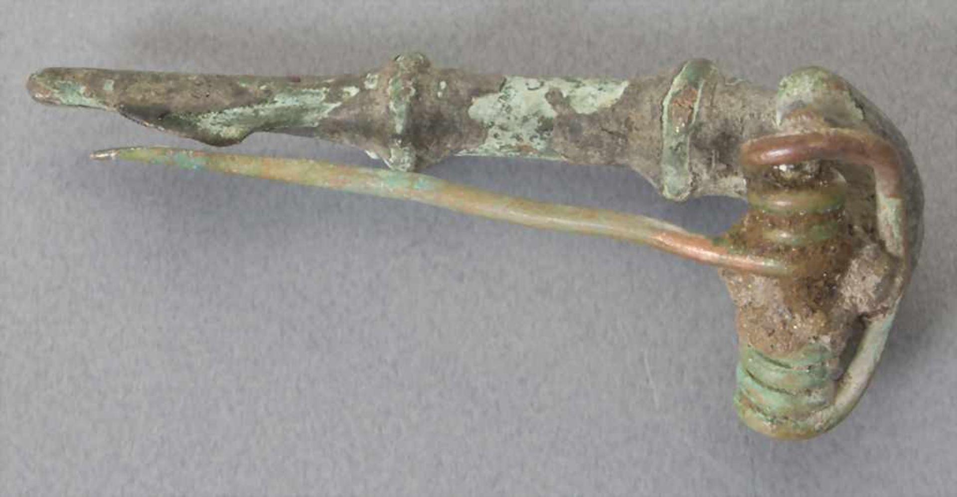 Keltische Fibel / A celtic fibulaMaterial: Bronze,Länge: 4,7 cm,Zustand: gut, alt restauriert, - Image 2 of 2