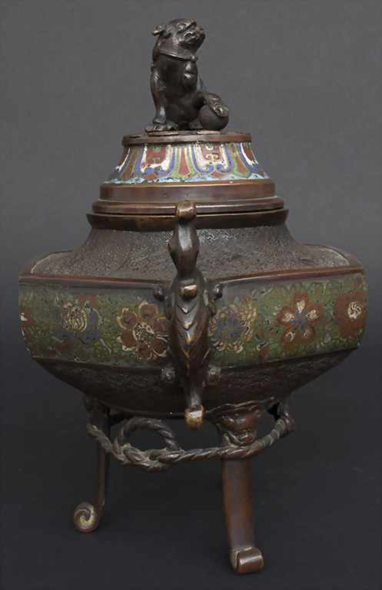 Cloisonné Weihrauchbrenner mit Shishi / A Cloisonné incense burner with Shishi, China, 19. Jh. - Image 2 of 8