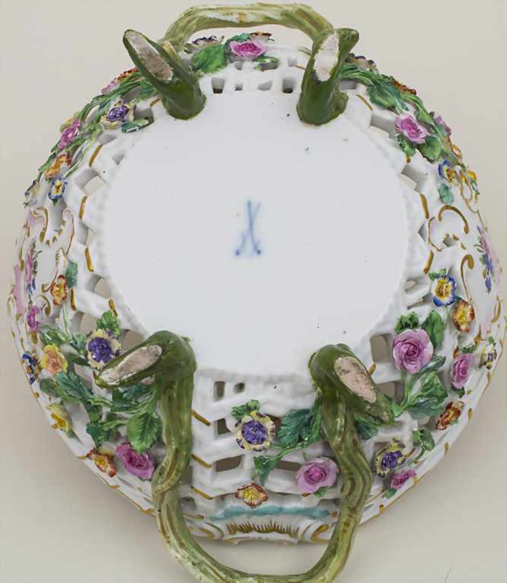 Korbschale / A basket shaped bowl, Meissen, um 1880Material: Porzellan, polychrom bemalt, glasiert, - Bild 3 aus 4