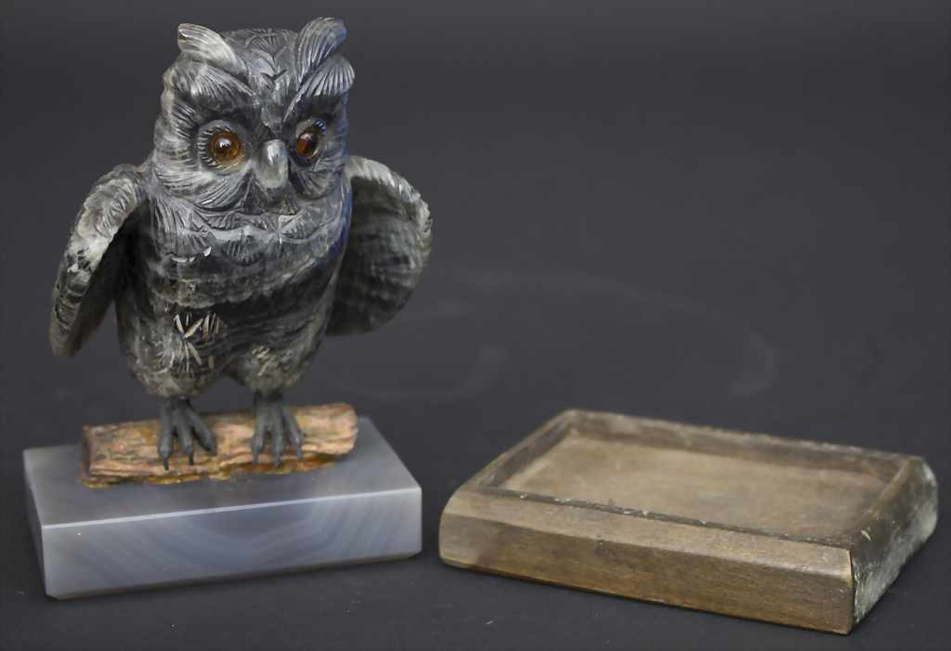 Labradorit-Schnitzerei 'Eule' / A labradorite carving 'Owl'Material: Labradorit, geschnitzt, auf - Bild 5 aus 5