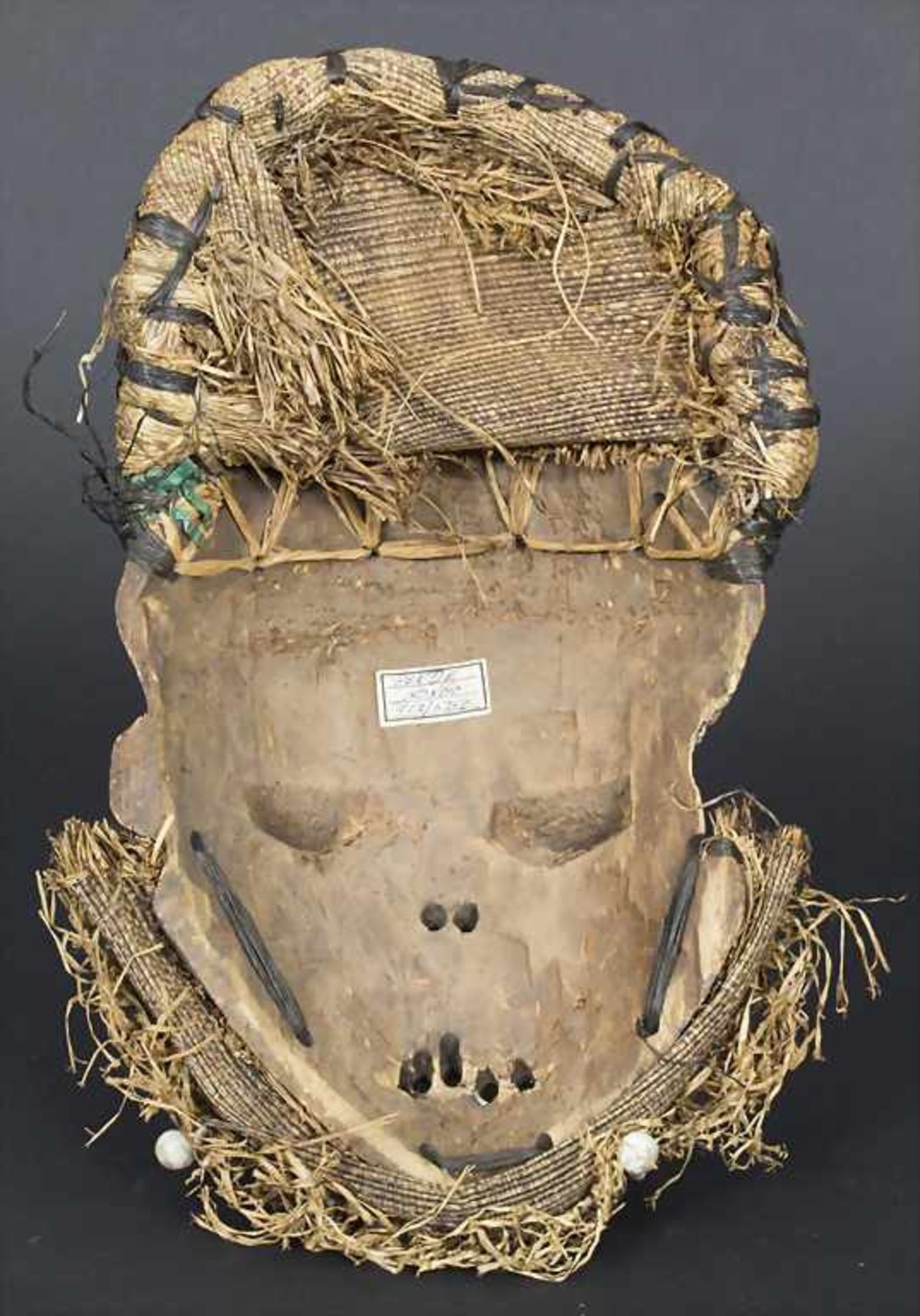 Maske, Pende, KongoMaterial: Holz, braun und kaolinweiß patiniert, Haube und Bart aus - Image 2 of 2
