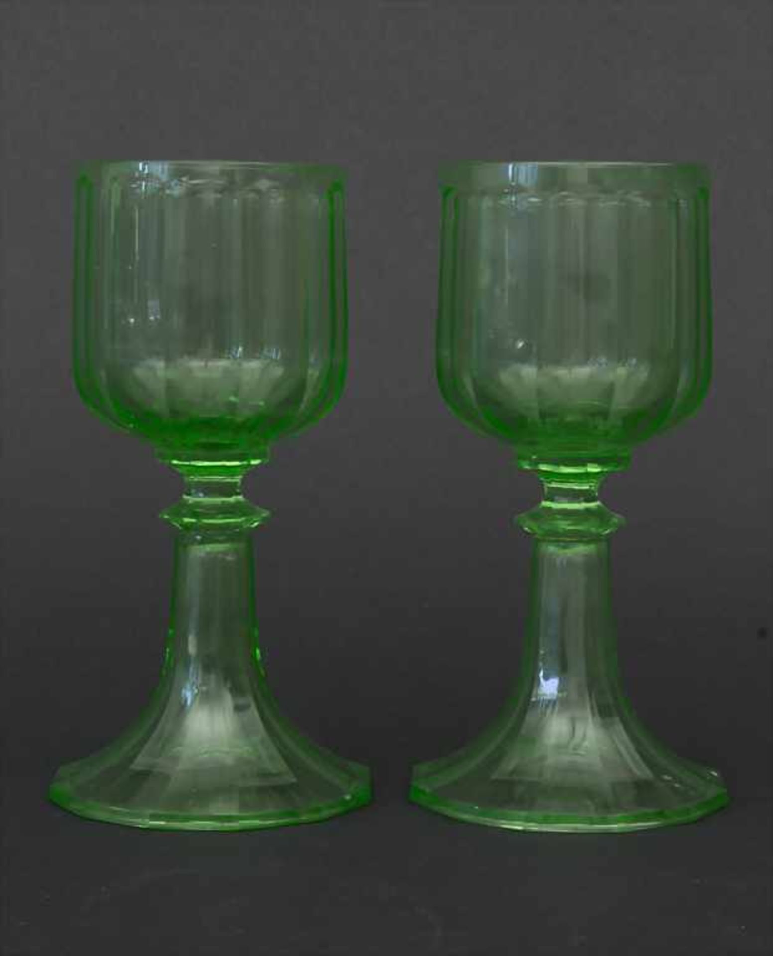 2 Urangläser / 2 uranium glasses, wohl J. & L. Lobmeyr, Wien, um 1880Material: grünes Uranglas mit