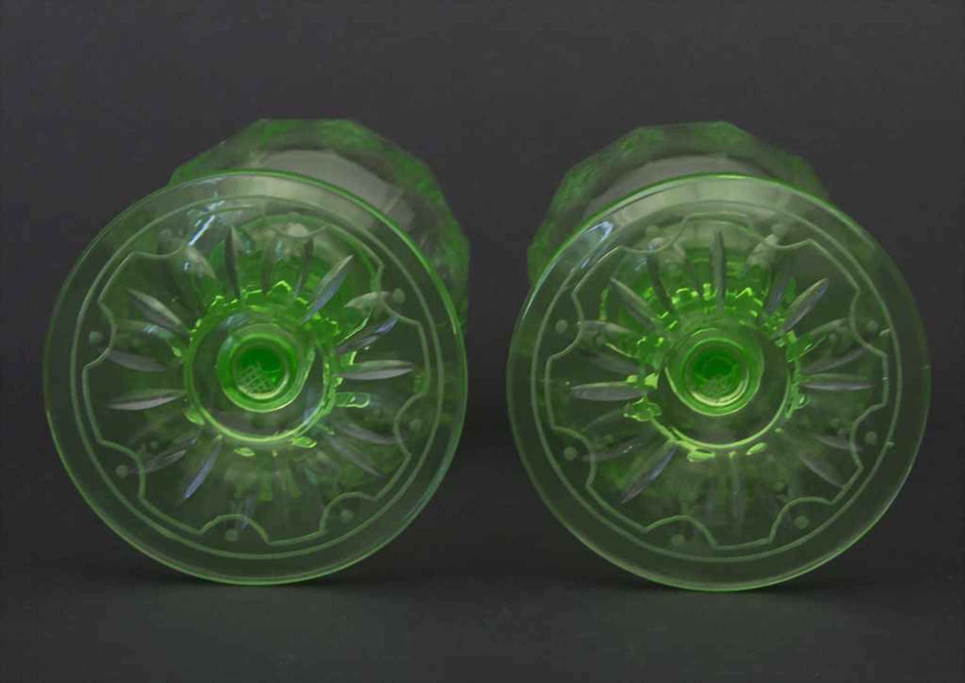 2 Urangläser / 2 uranium glasses, J. & L. Lobmeyr, Wien, um 1880Material: grünes Uranglas mit 12- - Bild 5 aus 5