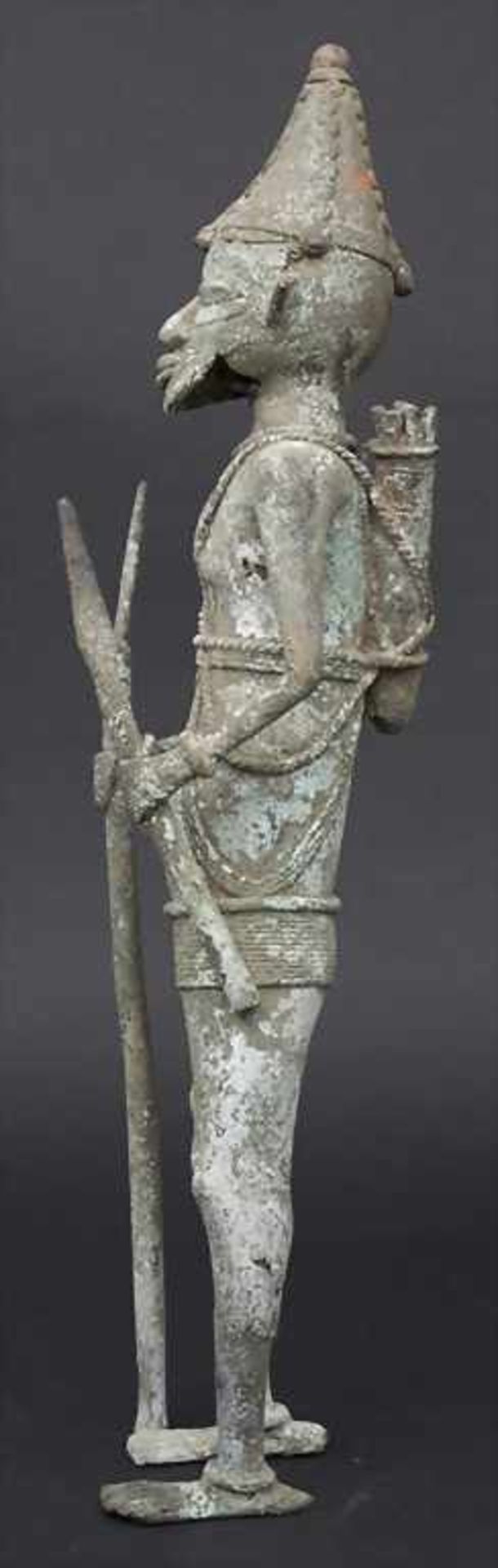 Jägerfigur, Yoruba, Nigeria, 2. Hälfte, 20. Jh.Material: Bronze, mit grünlicher Krustenpatina, - Bild 2 aus 5