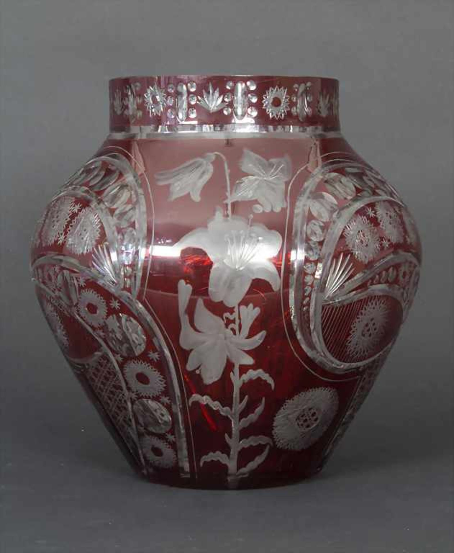 Blumenvase / A flower vase, Böhmen, 20. Jh.Material: Rubinglas, sehr fein geschnitten,Höhe: 26 cm,