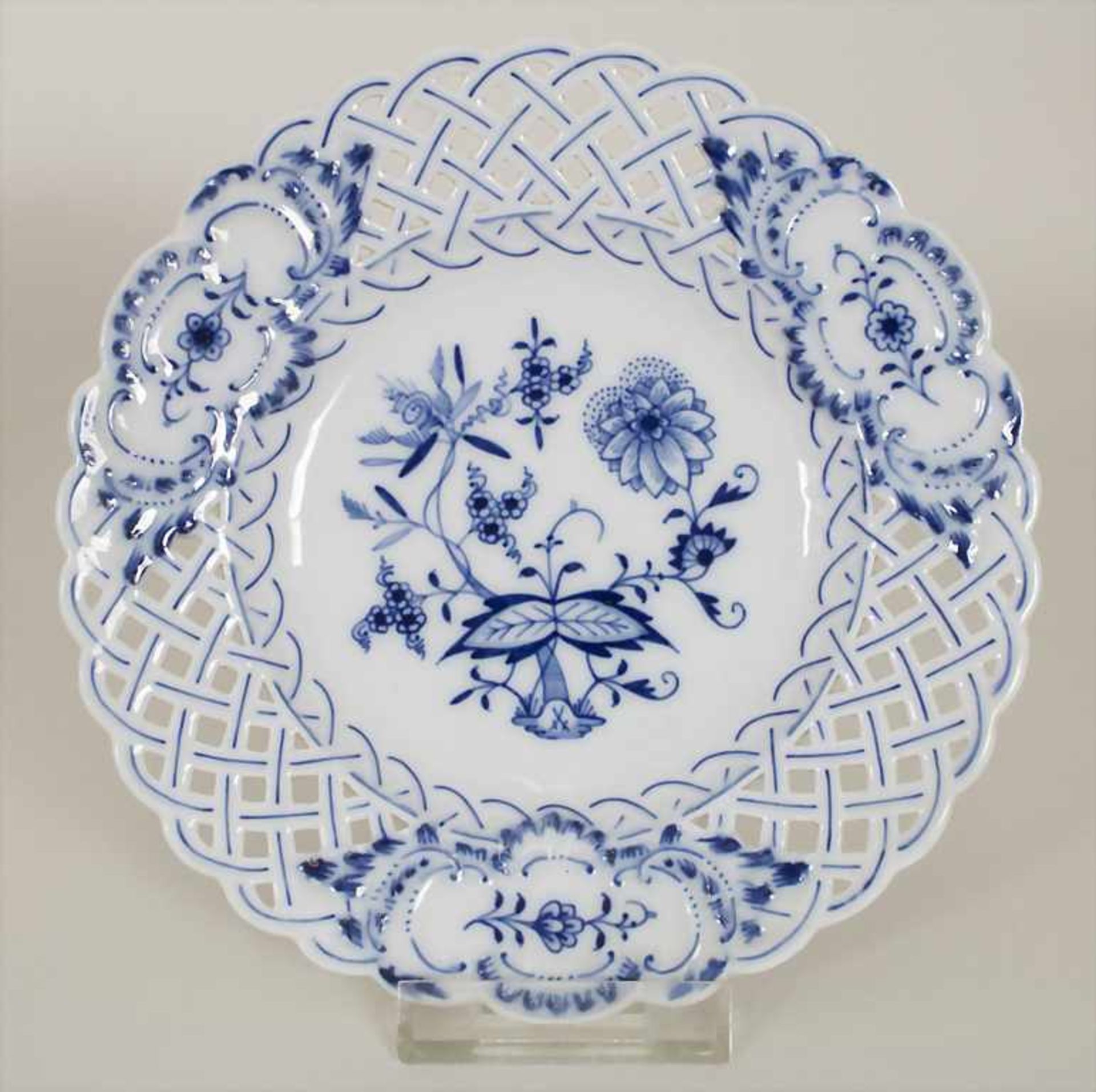 Satz von 6 Korbrandtellern 'Zwiebelmuster' / A set of 6 plates 'Onion Pattern', Meissen, 1. Hälfte - Bild 2 aus 5