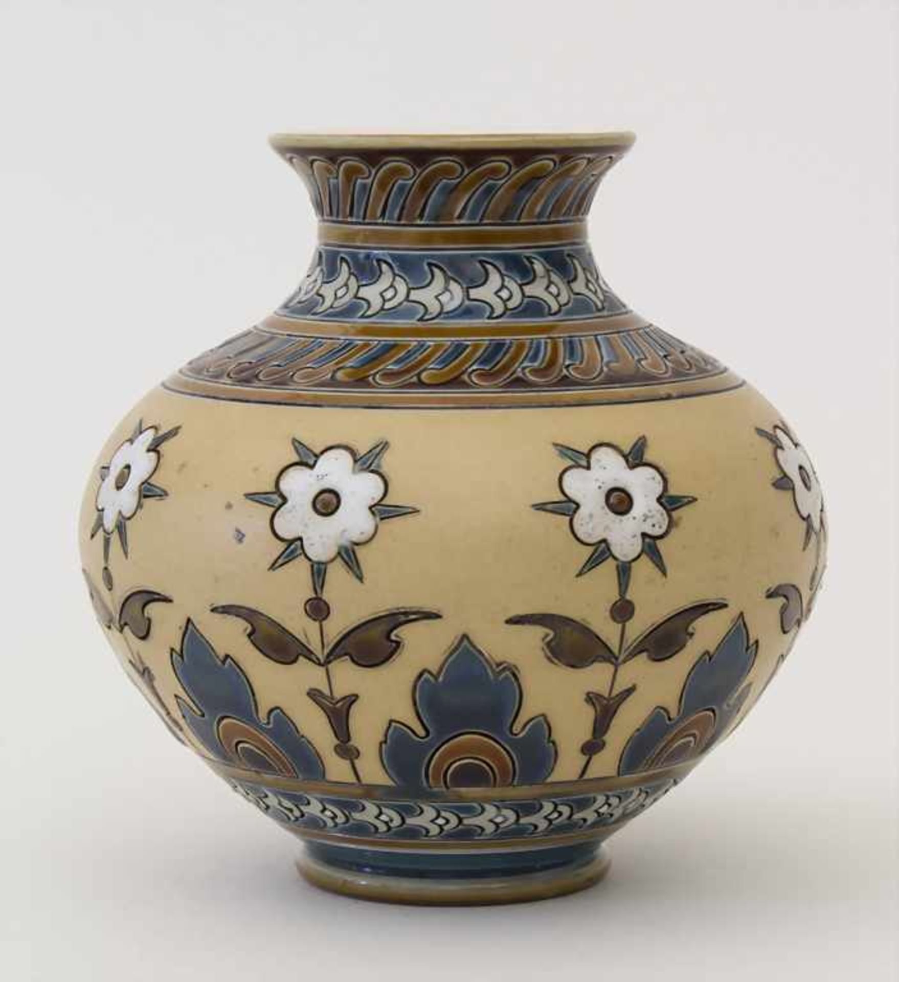 Ziervase / A vase, Villeroy & Boch, Mettlach, um 1900Material: Feinsteinzeug polychrom bemalt,Marke: