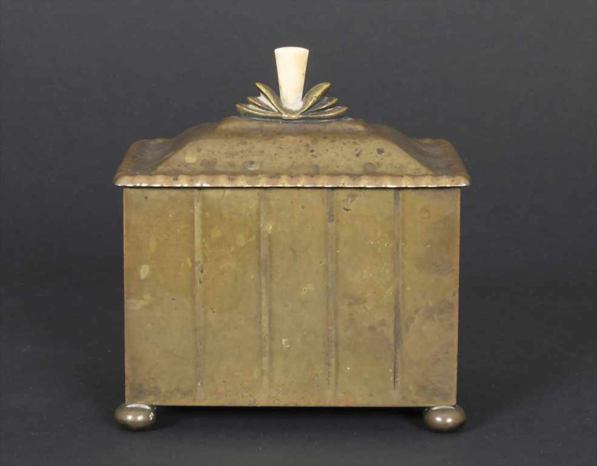 Art Déco Deckeldose / An Art Deco lidded box, WMF, Geislingen, um 1920Material: Messing, Balsaholz