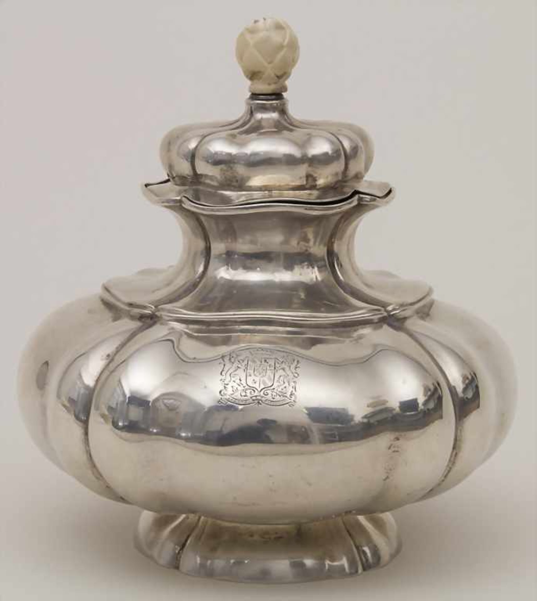 Große Deckeldose / A large lidded silver box, Wien / Vienna, um 1920Material: Silber 800/1000, mit