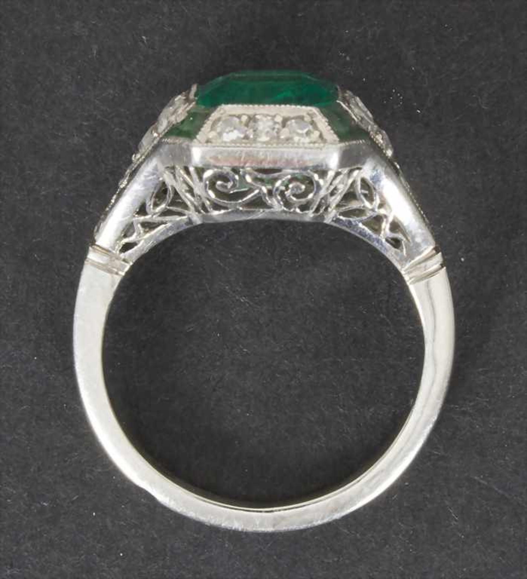 Art Déco Ring mit Smaragd, An Art Deco Ring with emerald, Paris, um 1920Material: Platin mit - Image 2 of 2