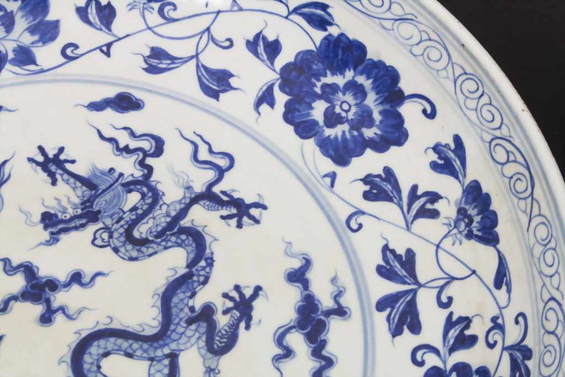 Große Rundschale, China, 19./20. Jh.Material: Porzellan, Außen und Innenwandung unterglasurblau - Bild 2 aus 4
