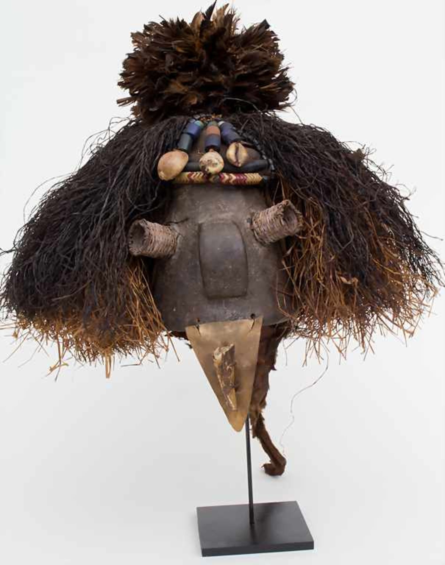 Aufsatzmaske / A mask, Pende, KongoMaterial: Holz, dunkelbraune Patina, Gräser, Schnabel eines