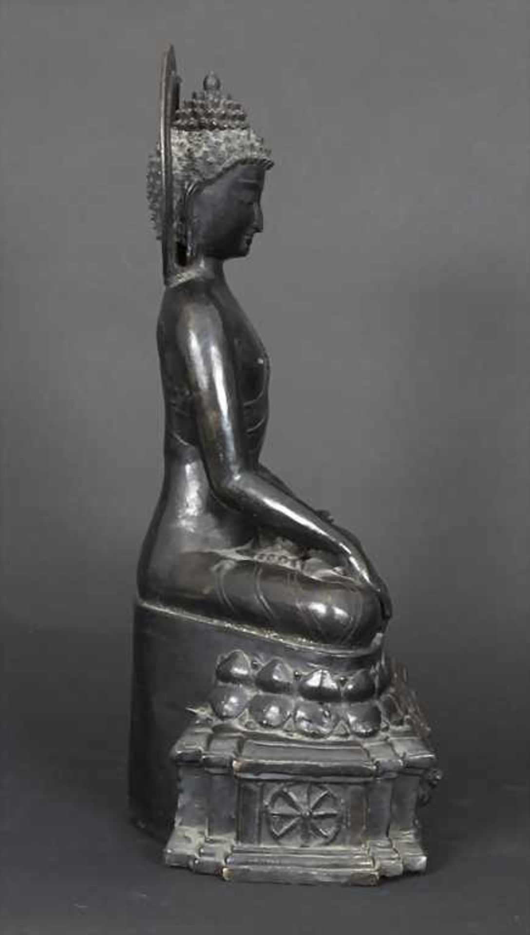 Buddhafigur 'Shakyamuni' / A buddha figure 'Shakyamuni', Tibeto-ChinesischMaterial: Bronze, - Image 4 of 4