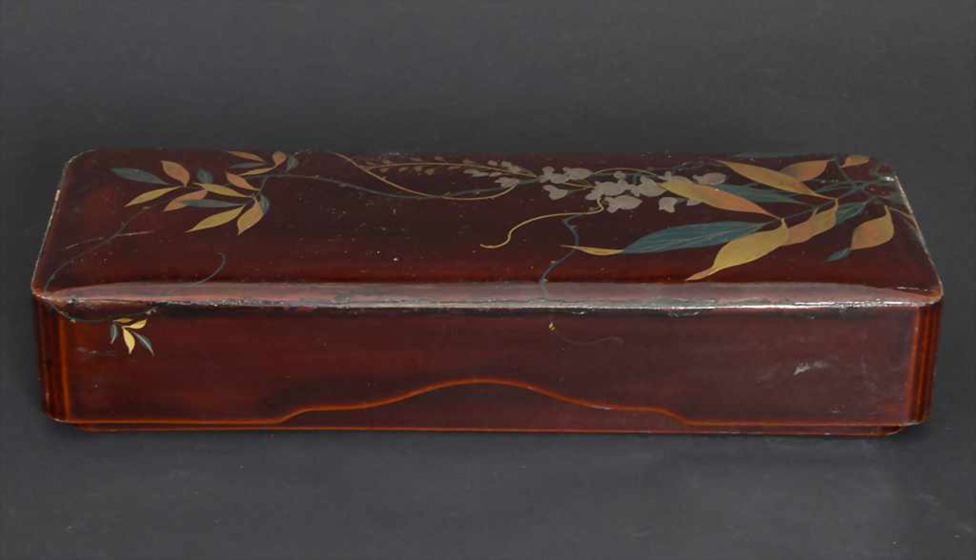 Lackdose / A lacquer box, China um 1930Material: Holz, eisenrot bemalt, partiell goldgehöht,Länge: - Image 2 of 3