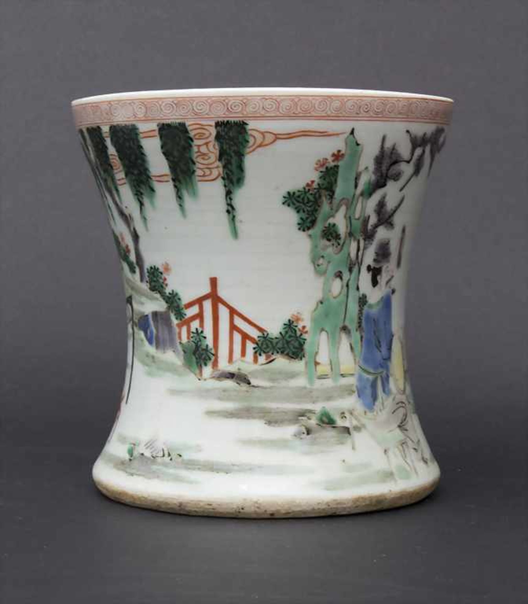 Pinseltopf 'Famille verte' mit Figuren in Gartenlandschaft / A brush pot 'Famille verte' with - Image 2 of 7