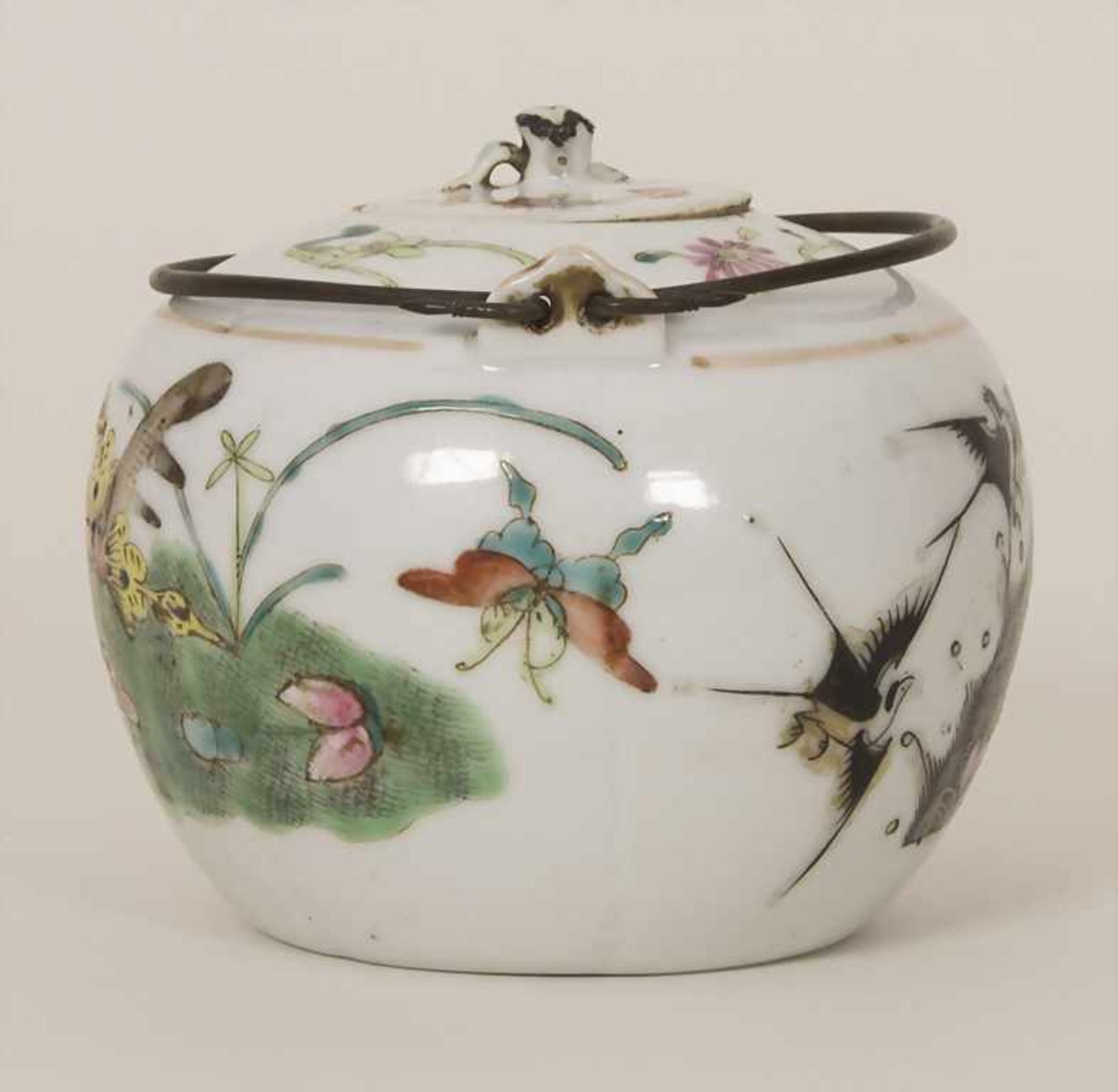 Teekännchen / A tea pot, China 19. JhMaterial: Porzellan, polychrome Emailmalerei mit Blüten, - Image 3 of 10