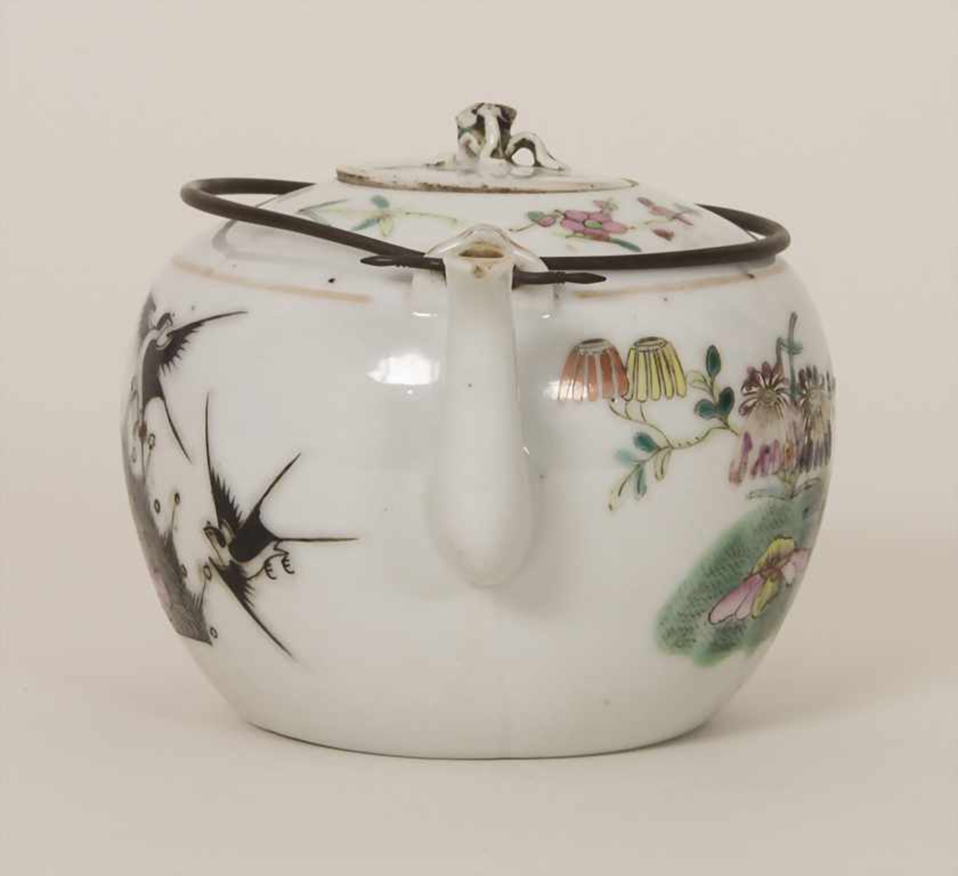 Teekännchen / A tea pot, China 19. JhMaterial: Porzellan, polychrome Emailmalerei mit Blüten, - Image 5 of 10