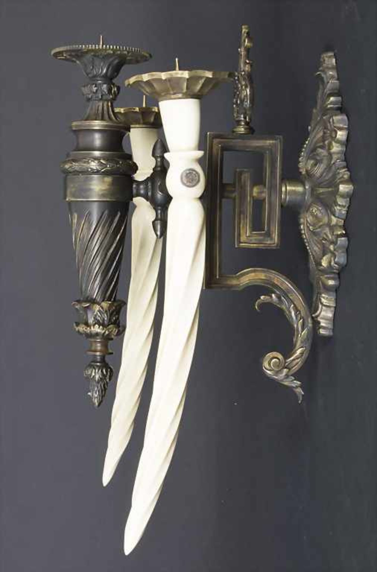 Wandhalter mit Kerzenleuchtern / A wall holder with candle sticks, 19. Jh.Material: Bronze,