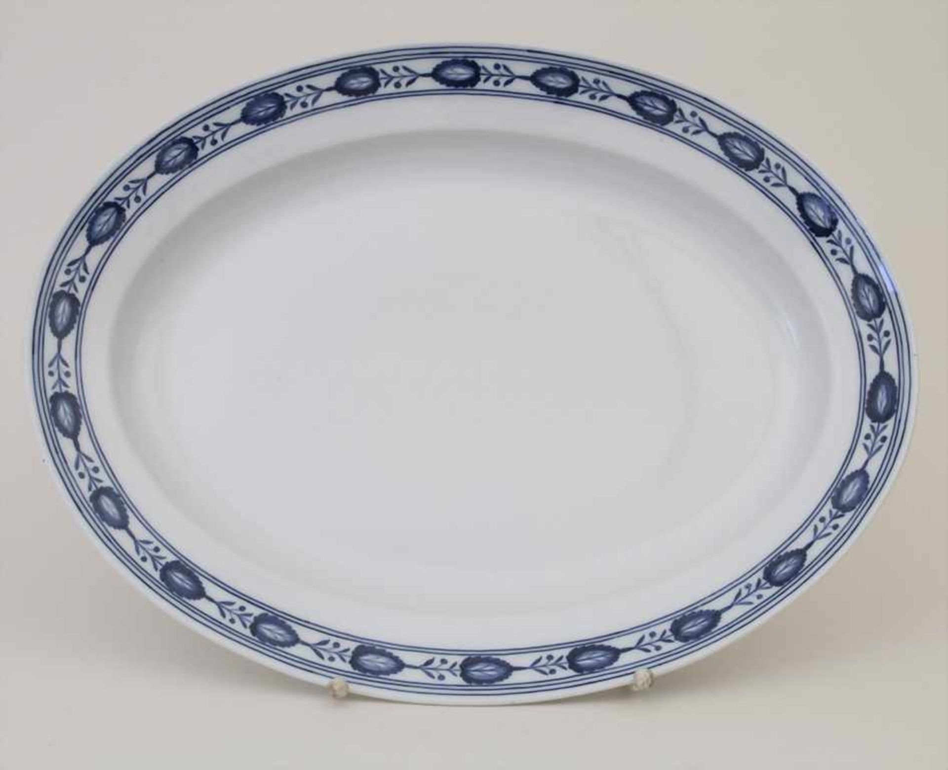 Ovale Platte / An oval plate, Meissen, 19. Jh.Material: Porzellan, blau bemalt, glasiert,Marke: