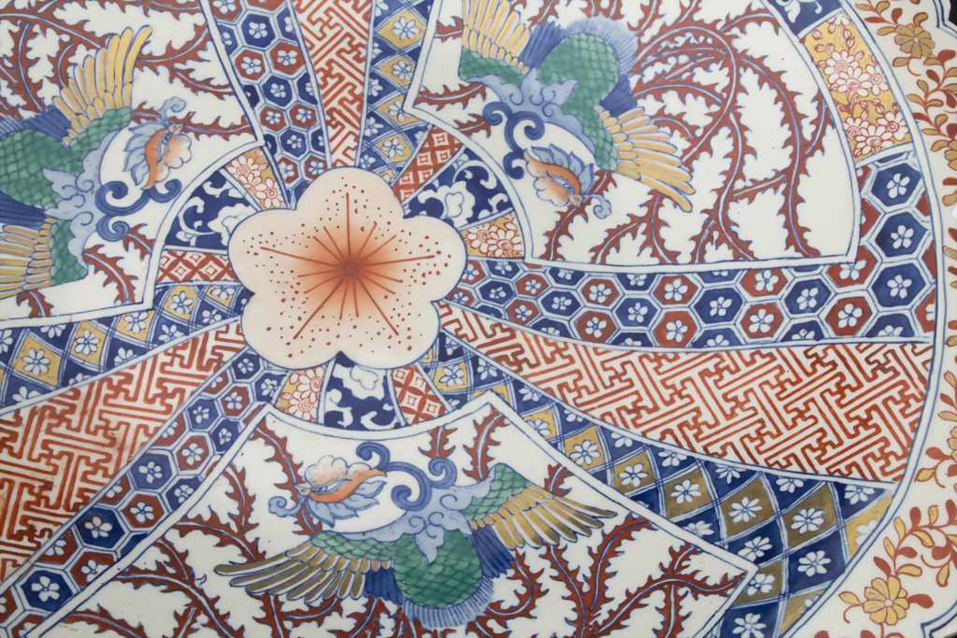 Große Imari Porzellanplatte mit gewelltem Rand, Japan, um 1920Material: Porzellan, polychrom und - Image 2 of 3