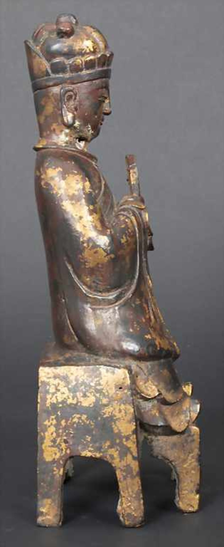 Buddha, China, wohl 19./20. JhMaterial: kupferfarbene Bronze, dunkel patiniert, Reste von Rotlack - Bild 4 aus 5