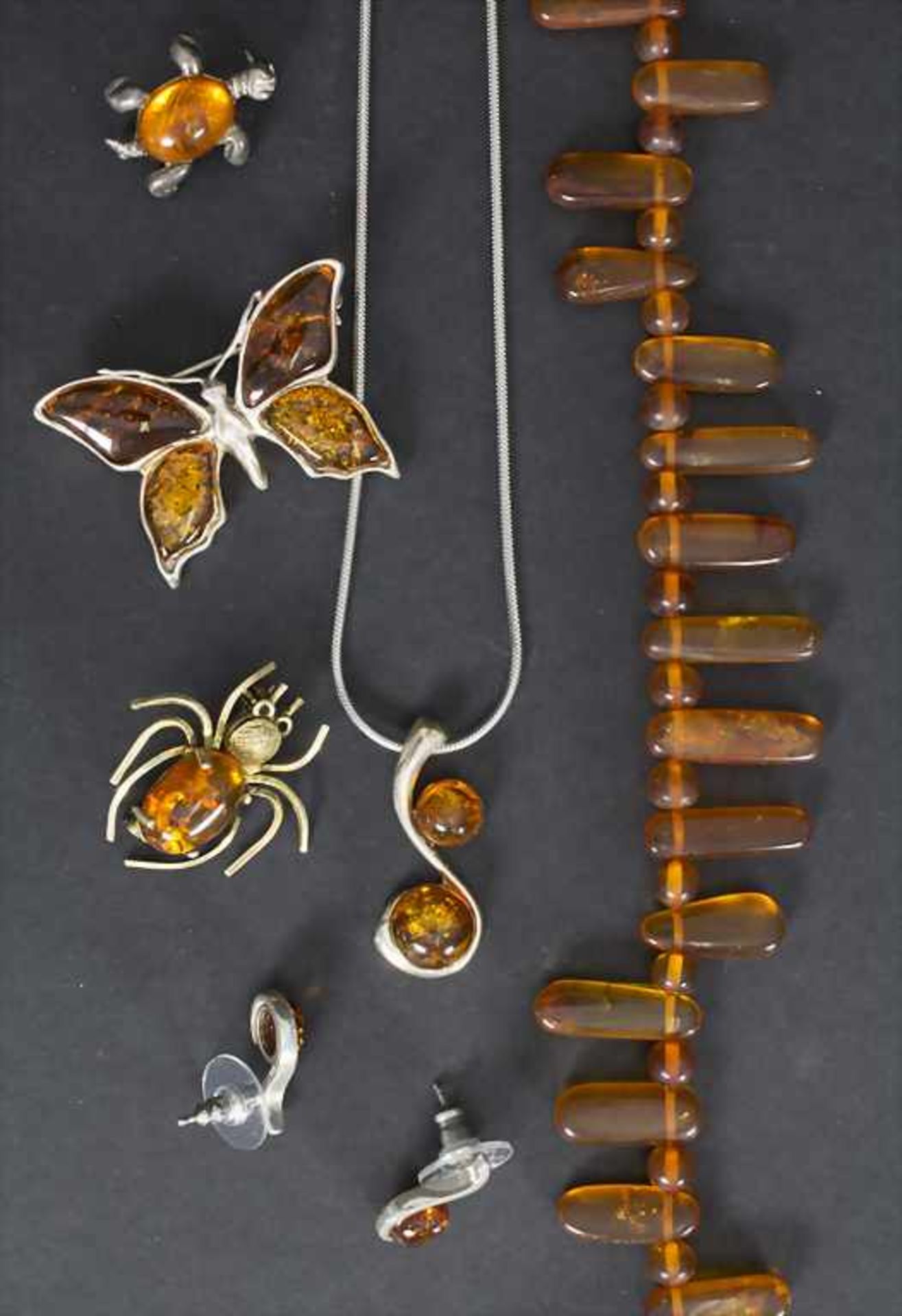 Konvolut Bernsteinschmuck / Amber Jewellerybestehend aus: 1 Anhänger an Kette, 1 Paar Ohrstecker,