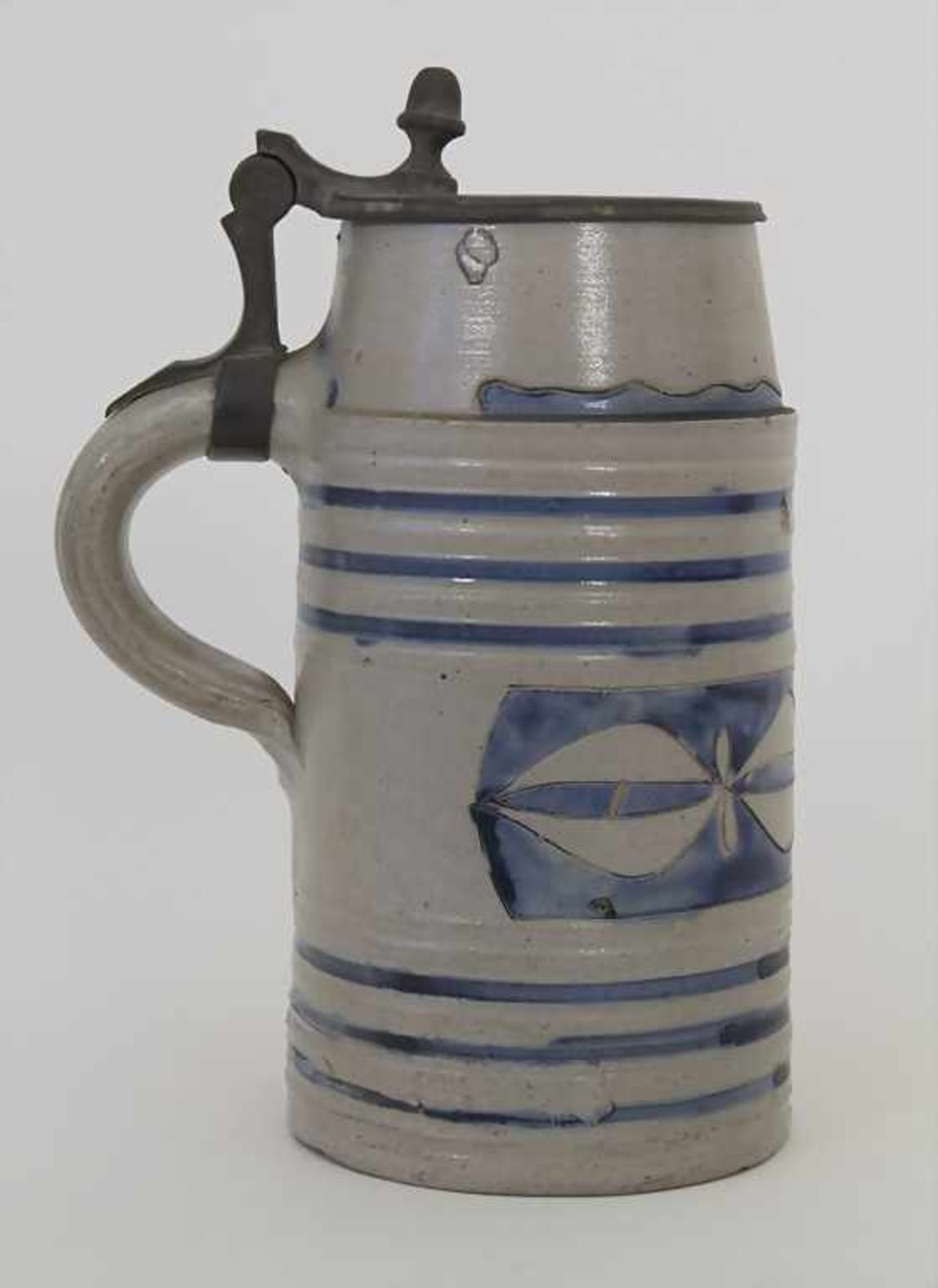 Steinzeug Walzenkrug mit Floraldekor / A stoneware lidded mug with floral decor, Westerwald, um - Image 3 of 8