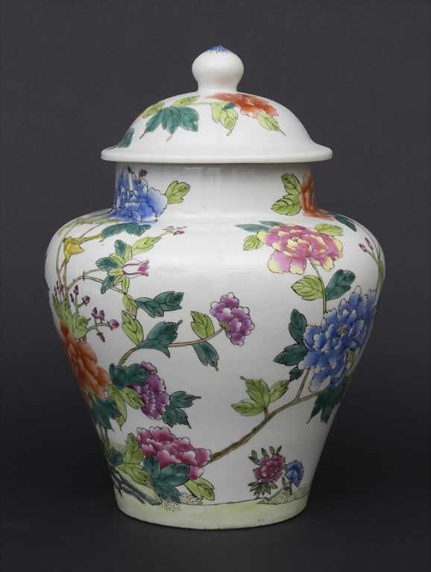 Porzellan-Deckelvase / A Lidded Vase, China, 20. Jh.Material: Porzellan, mit polychromem - Image 2 of 7