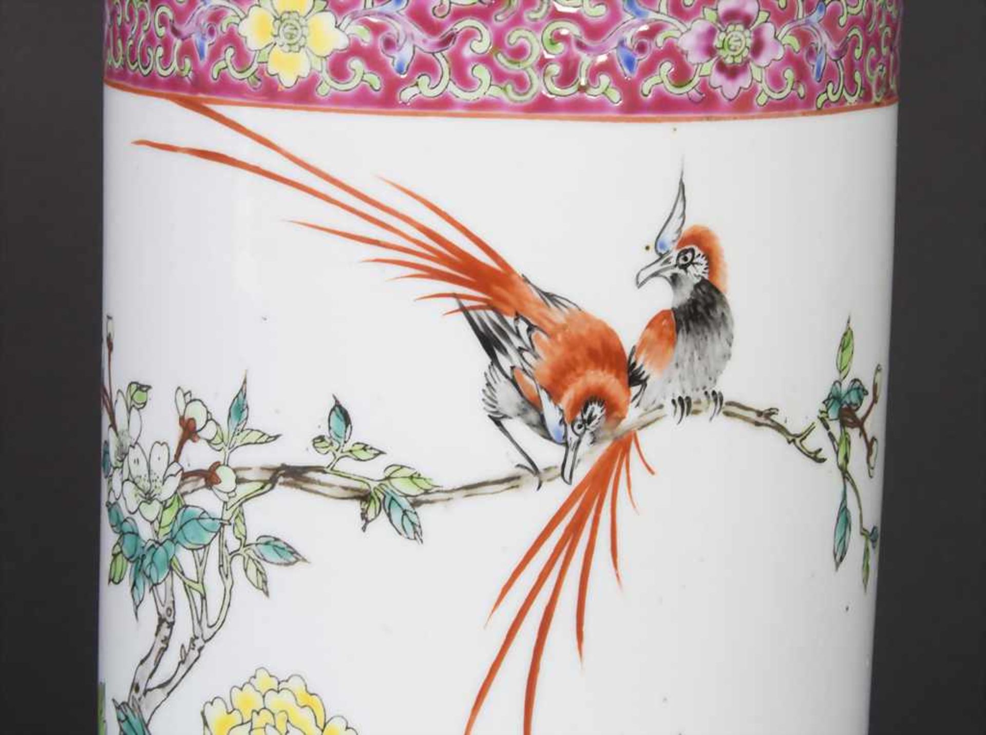 Porzellan-Vase / A Lidded Vase, China, 20. Jh.Material: Porzellan, mit polychromem Floraldekor, - Bild 9 aus 9