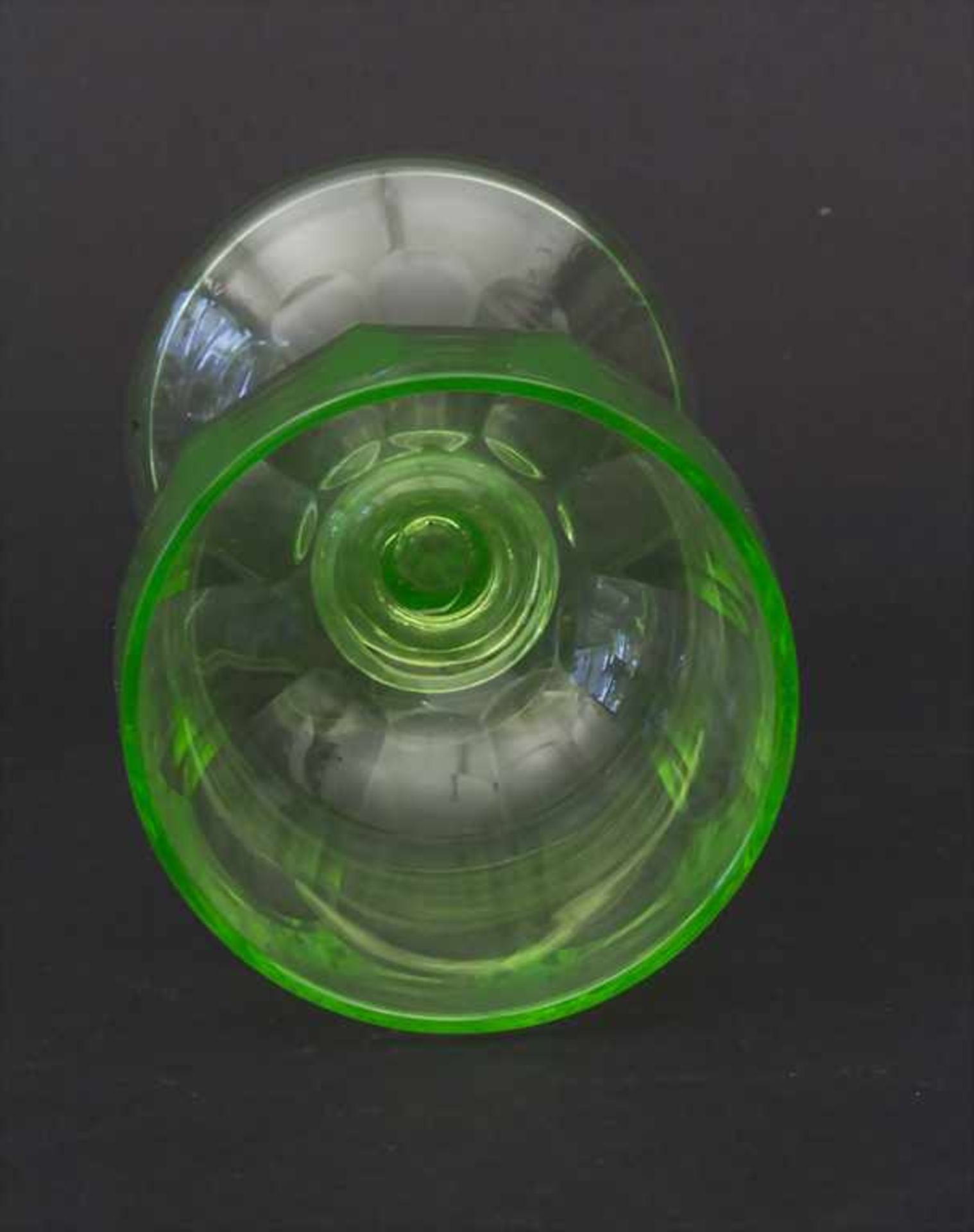 5 Urangläser / 5 uranium glasses, um 1920Material: grünes Uranglas, Kuppa mit Olivenschliff, - Bild 3 aus 4