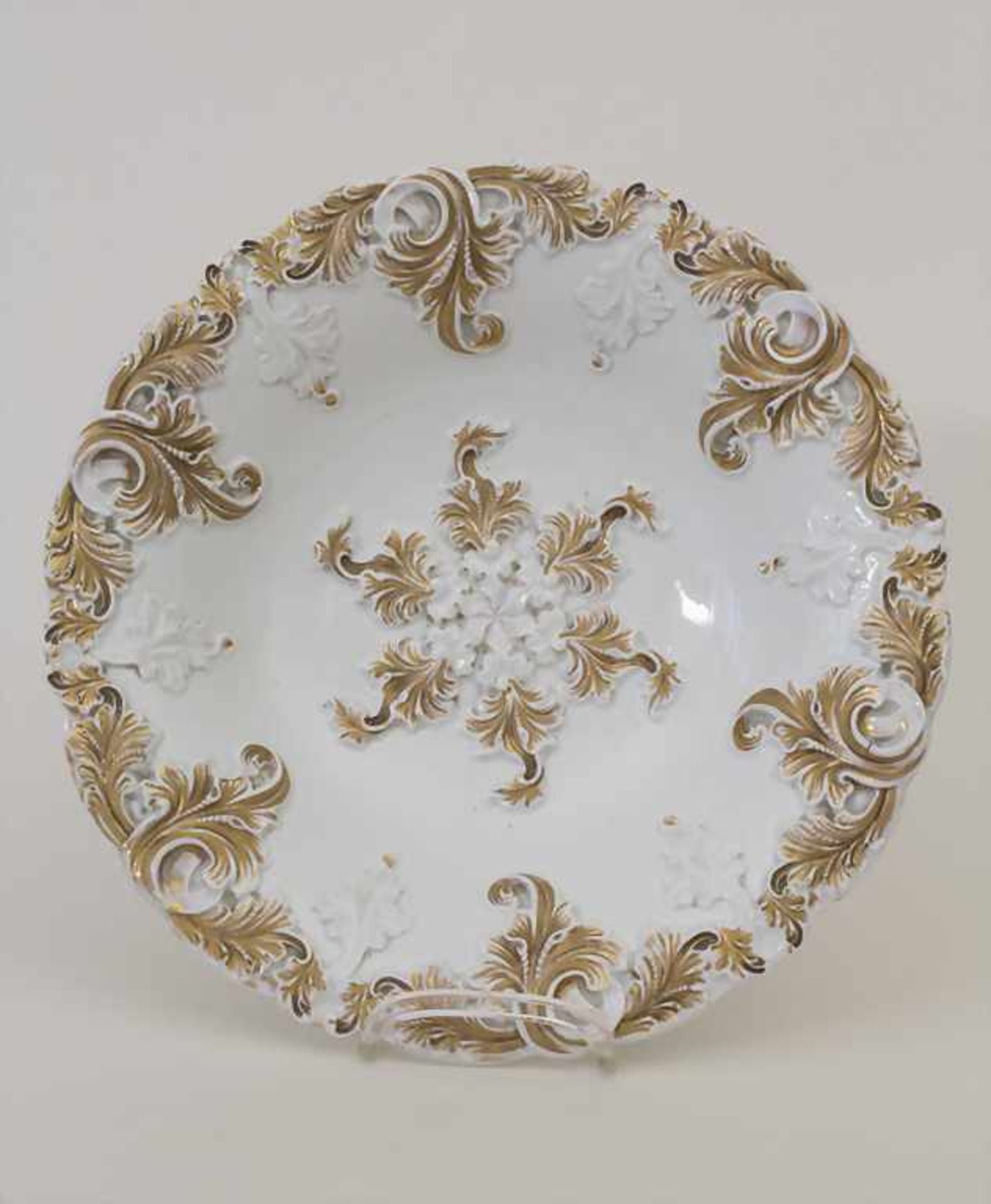 Prunkschale mit Reliefdekor / A splendid bowl, Meissen, Anfang 19. Jh.Material: Porzellan,