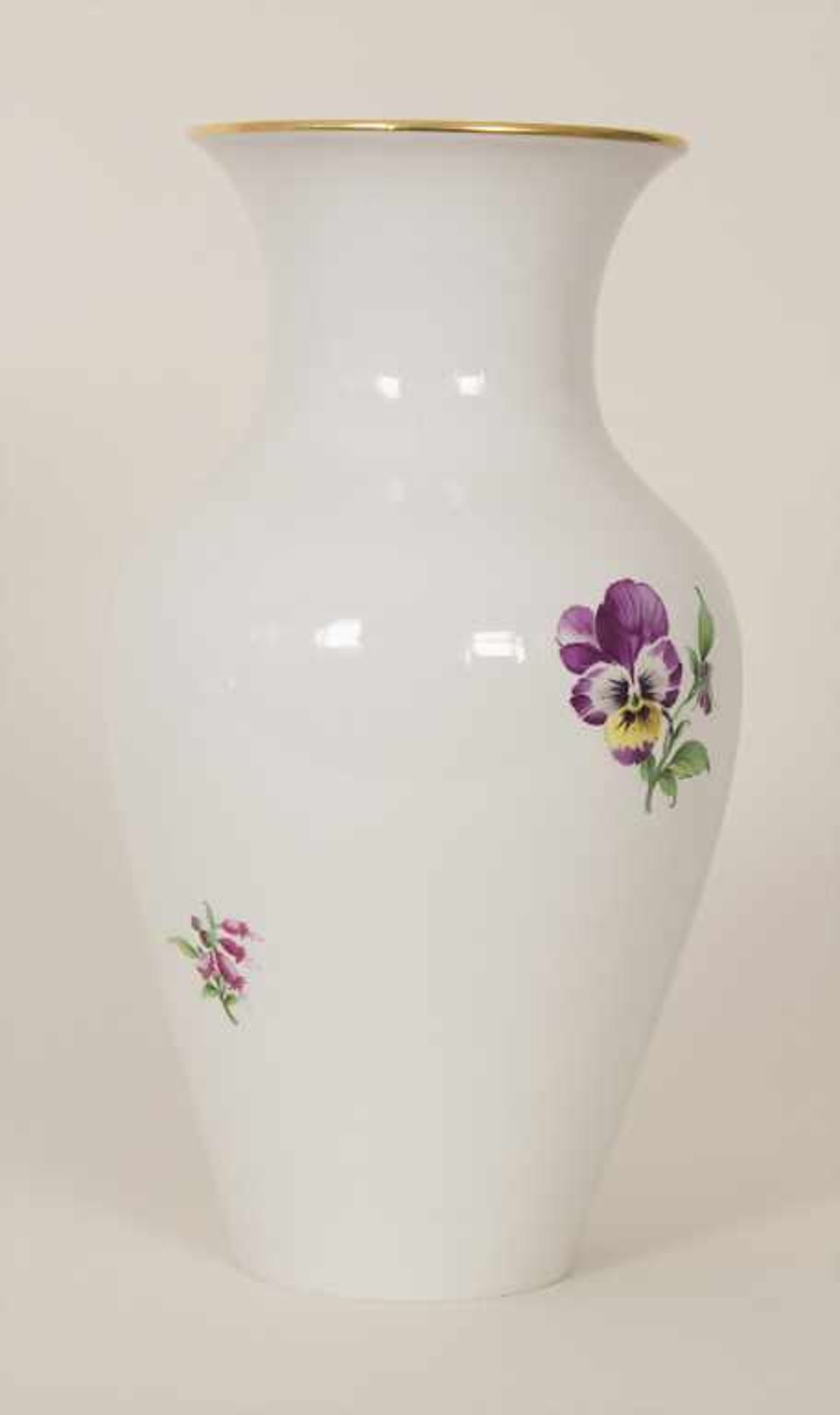 Vase mit Blumenmalerei / A vase with flowers, KPM Berlin, 20. Jh.Material: Porzellan, polychrom - Bild 5 aus 8