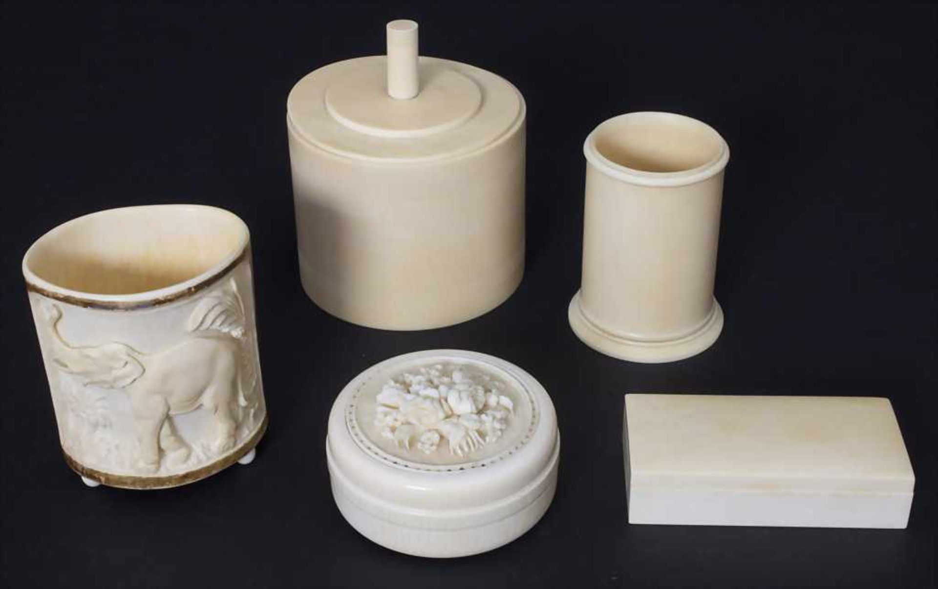 Konvolut 5 Elfenbeingefäße / A set of 5 ivory items, um 1900Bestehend aus einer Deckeldose mit - Image 2 of 4