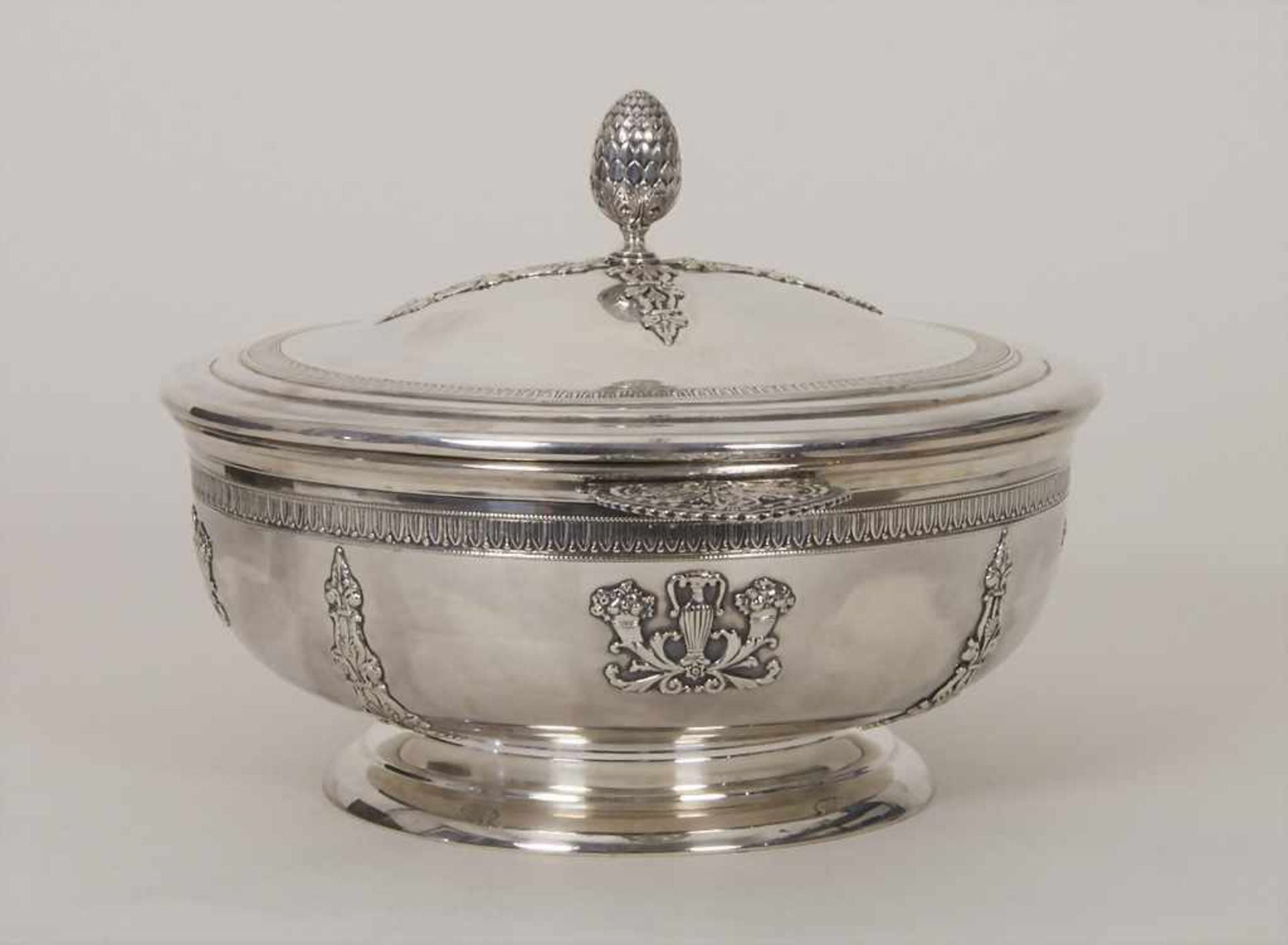 Deckelterrine / A covered silver tureen / Légumier en argent / Page Freres, Paris, um - Bild 7 aus 13