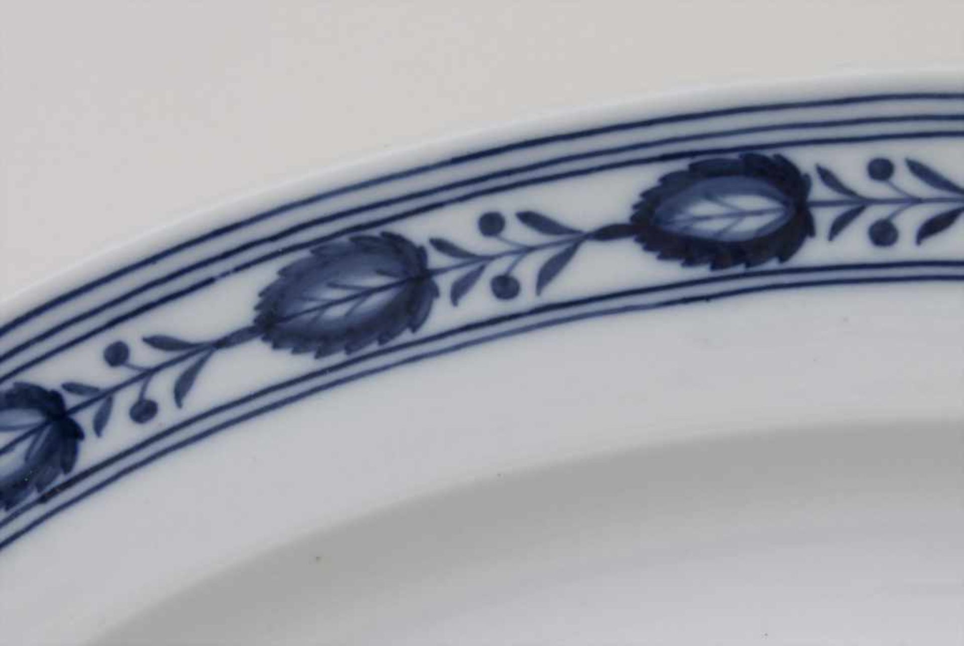 Ovale Platte / An oval plate, Meissen, 19. Jh.Material: Porzellan, blau bemalt, glasiert,Marke: - Bild 2 aus 4