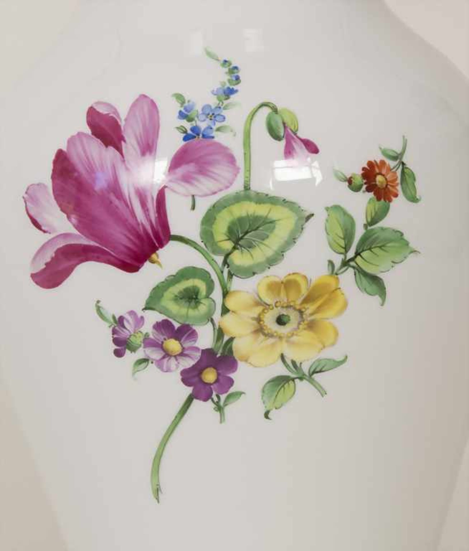 Vase mit Blumenmalerei / A vase with flowers, KPM Berlin, 20. Jh.Material: Porzellan, polychrom - Bild 2 aus 8