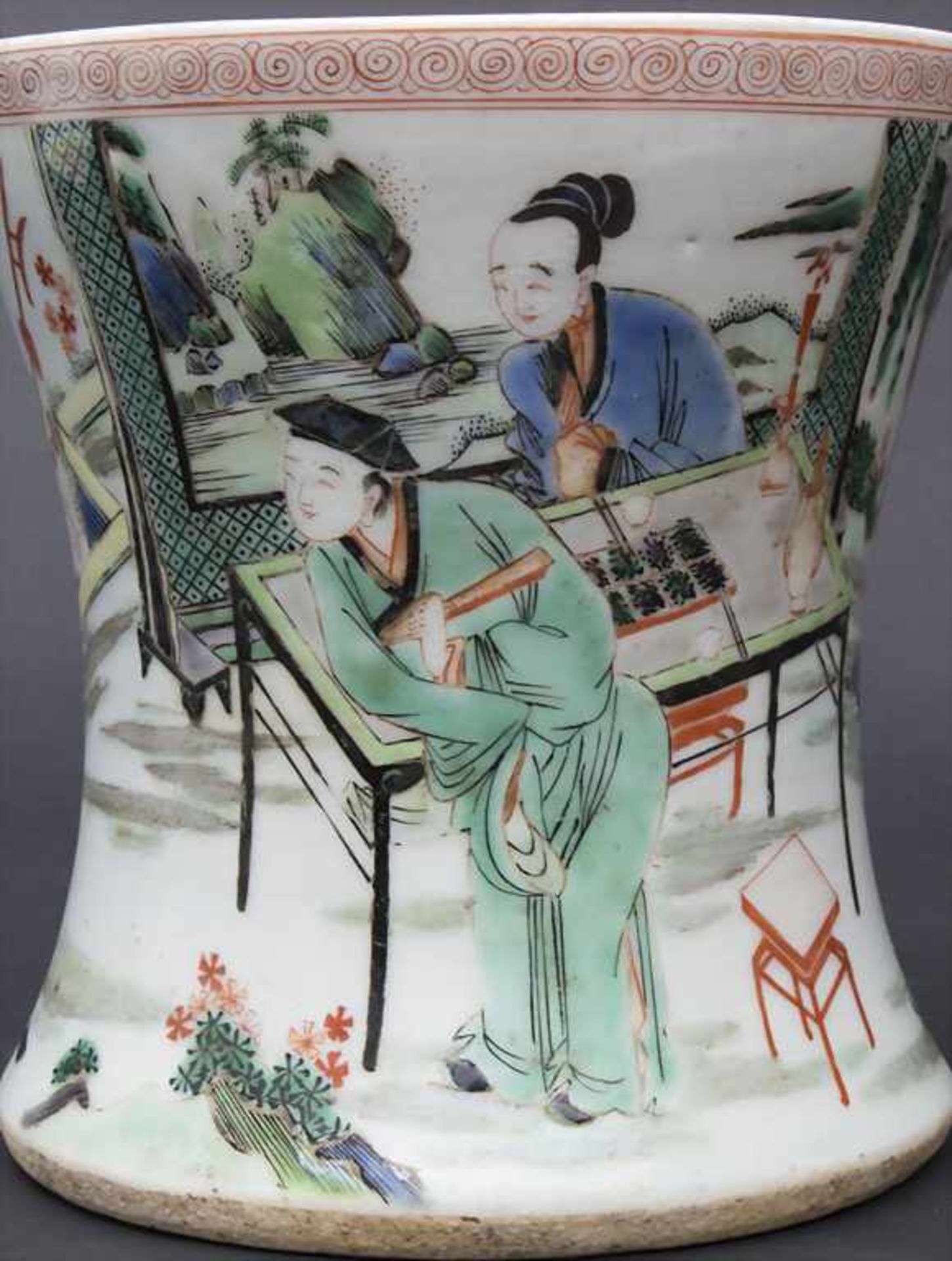 Pinseltopf 'Famille verte' mit Figuren in Gartenlandschaft / A brush pot 'Famille verte' with - Image 6 of 7