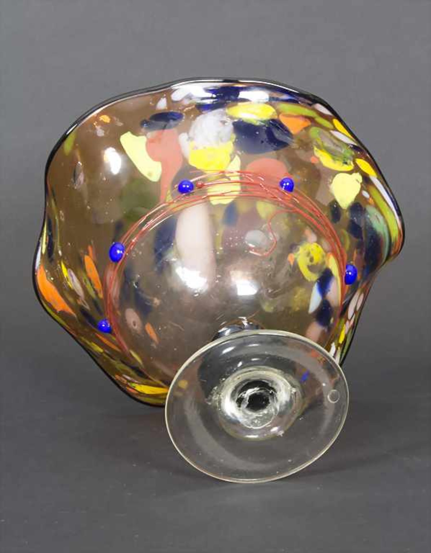 Fußschale mit Fadenaufschmelzungen / A footed bowl, 1. Hälfte 20. Jh.Technik: farbloses Glas mit - Image 3 of 4