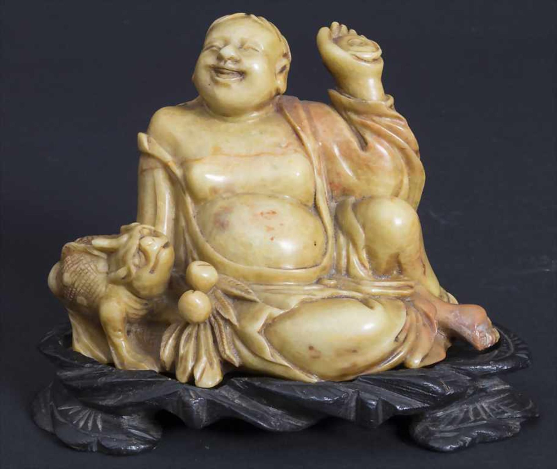 Luohan Pindola mit Fabeltier und Glückspfirsich, China, Qing-Dyastie 18./19. Jh.Material: gelbgrüner