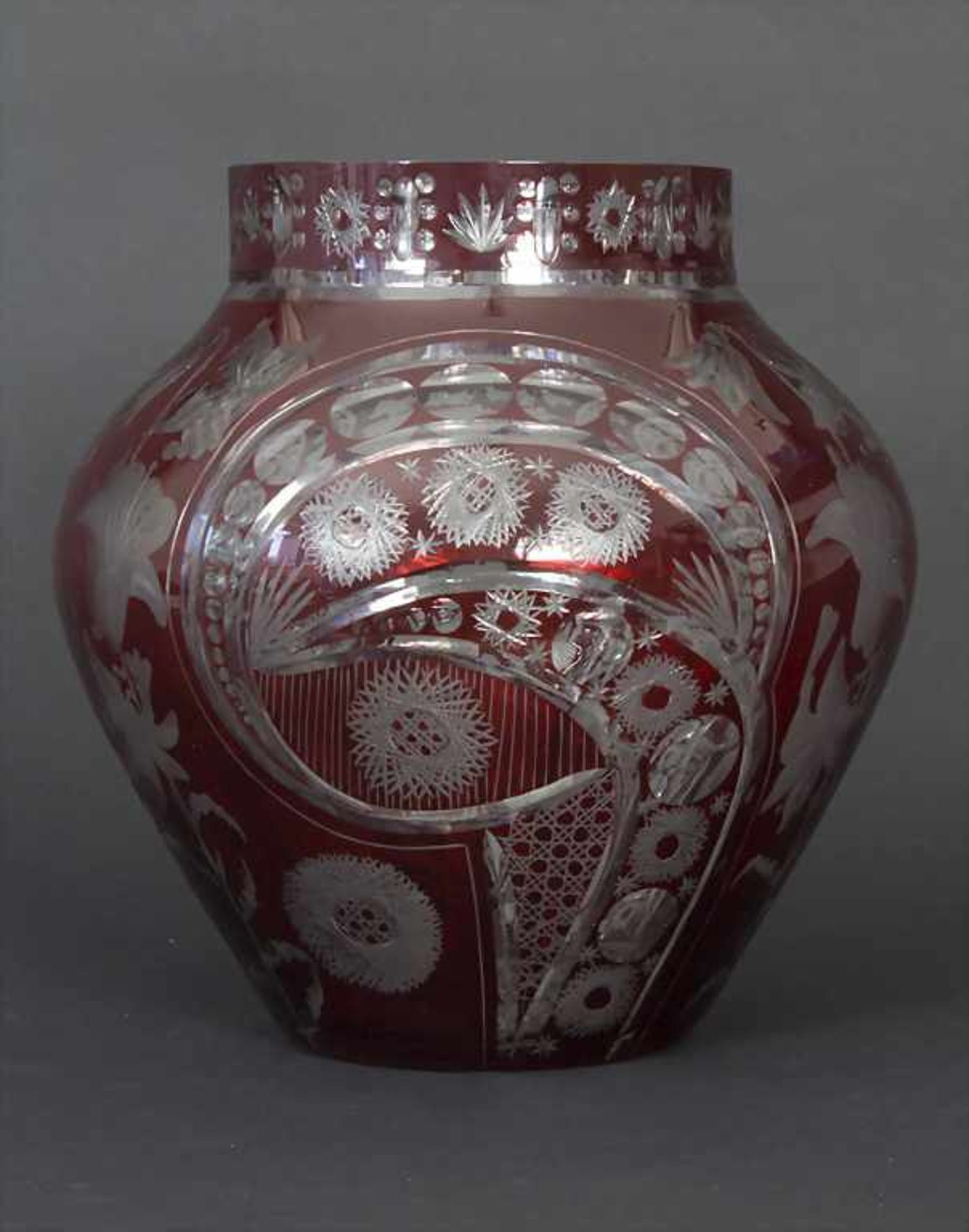 Blumenvase / A flower vase, Böhmen, 20. Jh.Material: Rubinglas, sehr fein geschnitten,Höhe: 26 cm, - Bild 2 aus 5