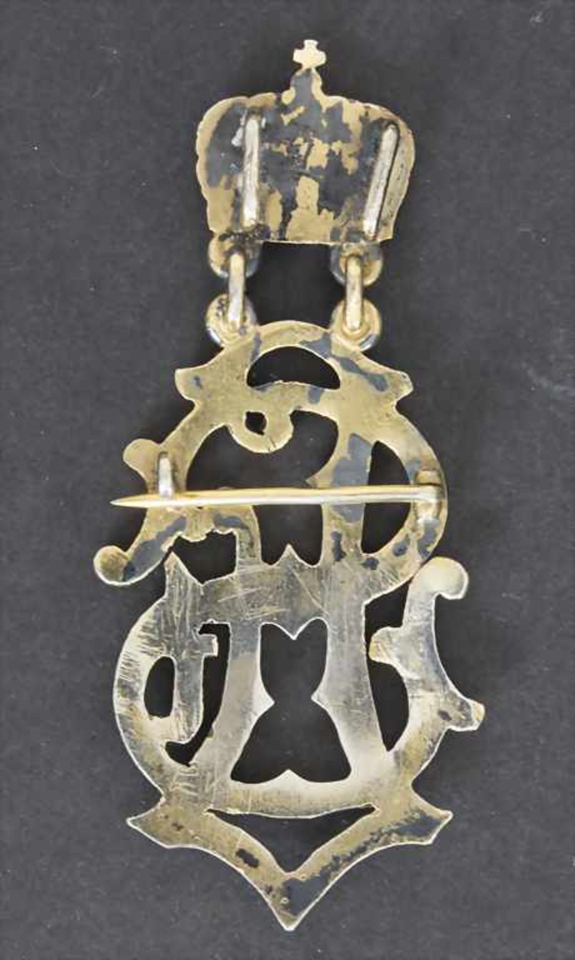 Bekröntes Monogramm als Brosche / A crowned monogram as a brooch, um 1900Material: Silber ( - Bild 2 aus 2