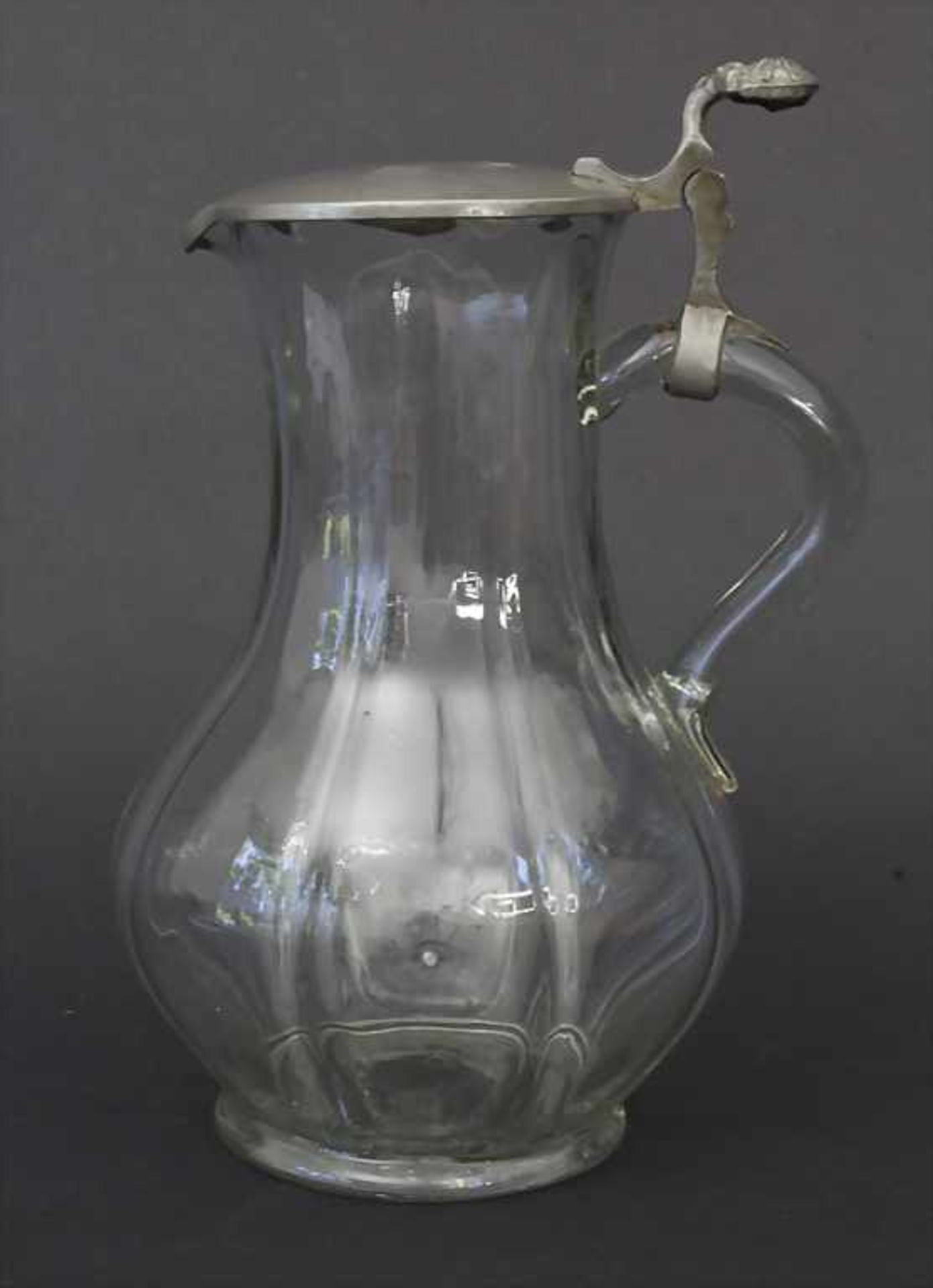 Biedermeier Weinkrug / A vine jug, deutsch um 1850Material: Klarglas mundgeblasen mit Zinndeckel,