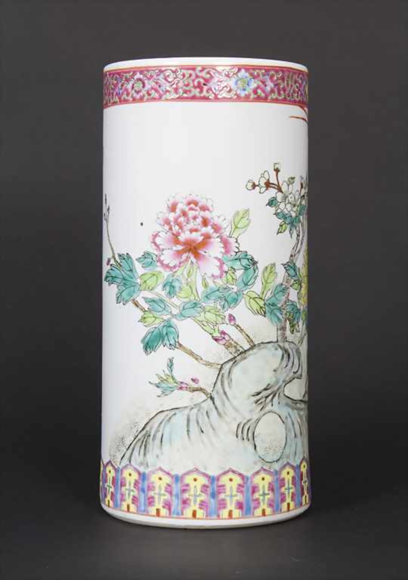 Porzellan-Vase / A Lidded Vase, China, 20. Jh.Material: Porzellan, mit polychromem Floraldekor, - Bild 2 aus 9